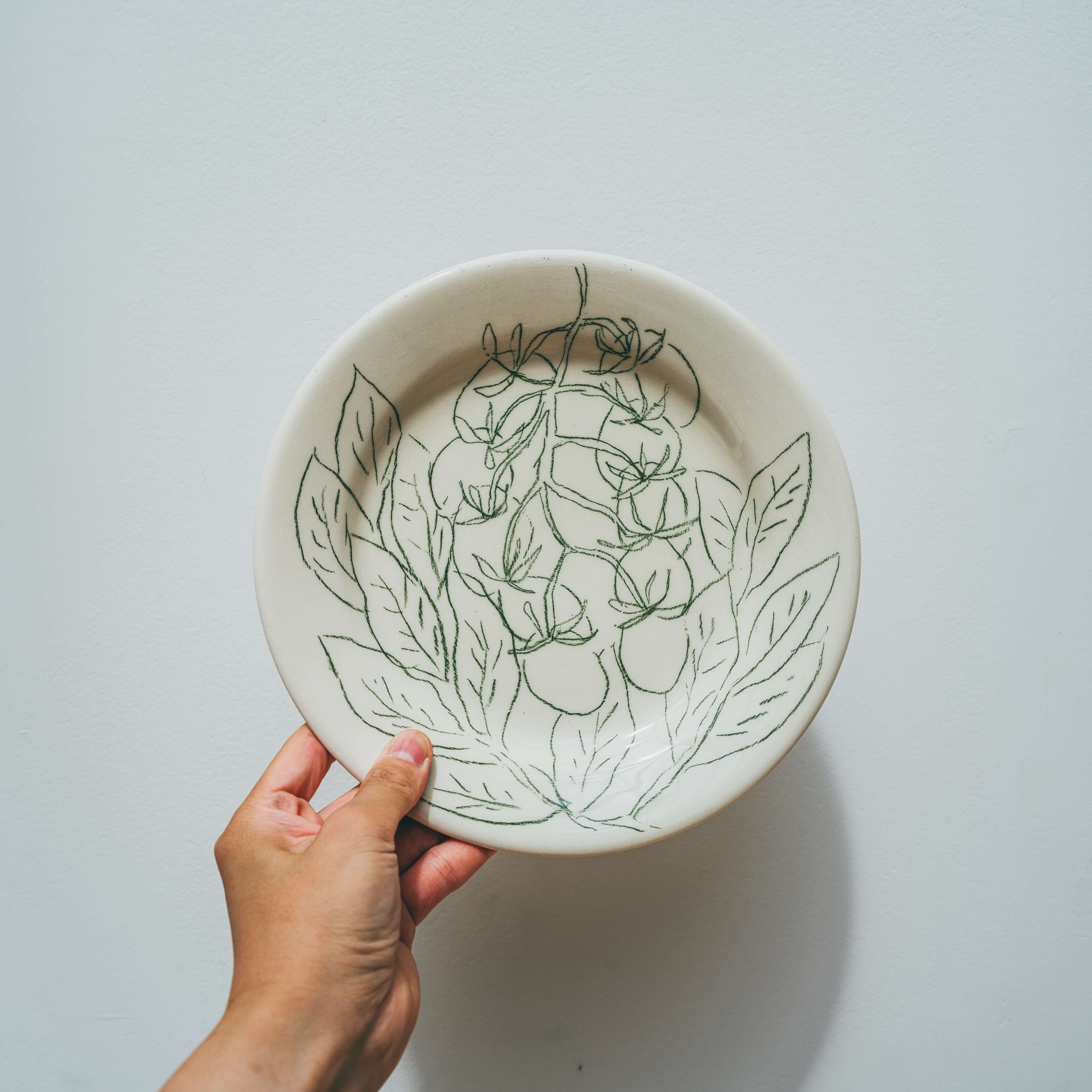 Plato de tomate y albahaca