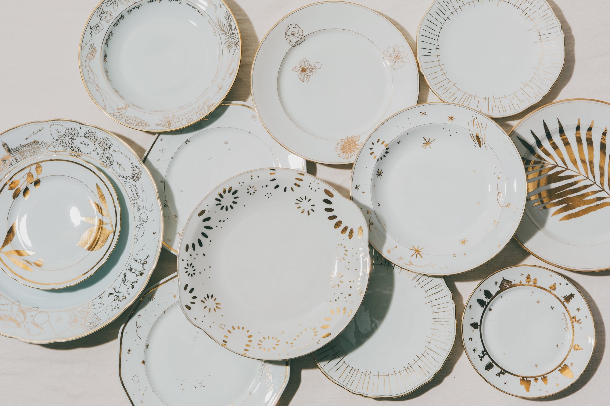 Esta foto muestra un juego de platos decorados con oro y pluma durante un taller de tres horas celebrado en el Atelier Grand Soleil París