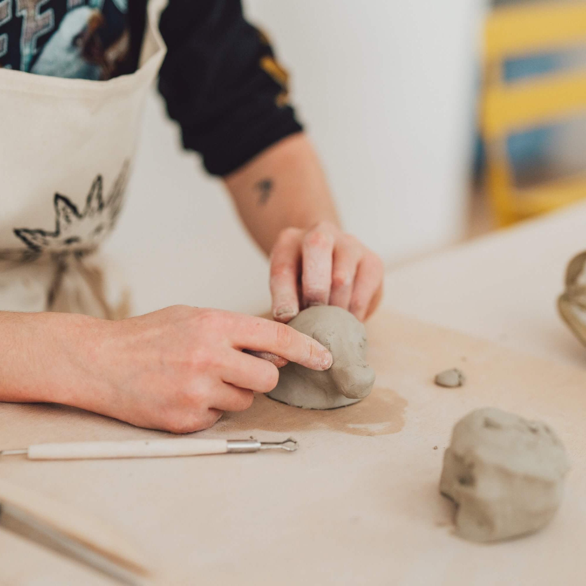 Cette photo représente un atelier de modelage de céramique à l'atelier Grand Soleil, à Paris dans le 11e.