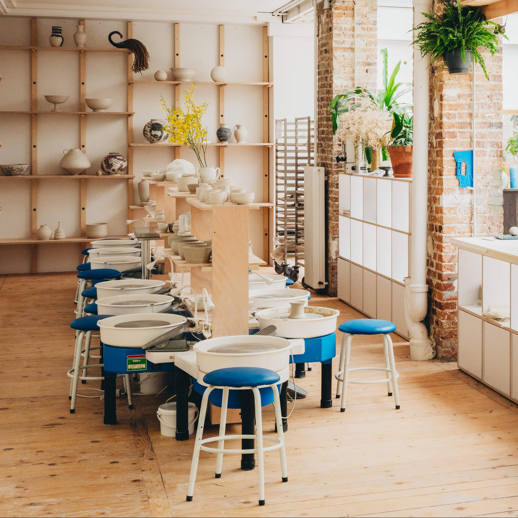 Cette photo montre les tours d'un atelier de tournage de céramique à l'atelier Grand Soleil à Paris dans le 11e