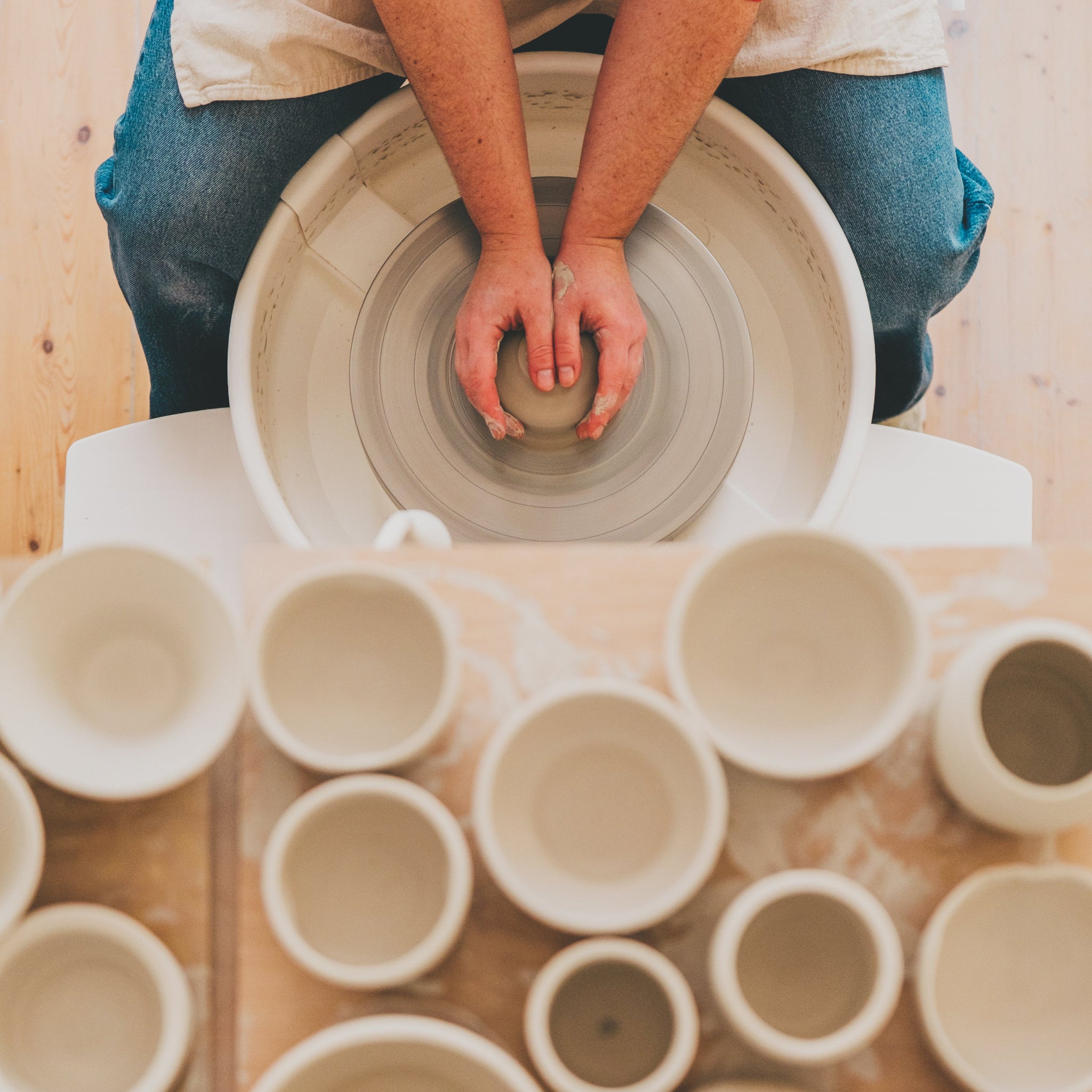 cette photo représente une personne en train de tourner de la céramique à l'atelier grand soleil, Paris 11e