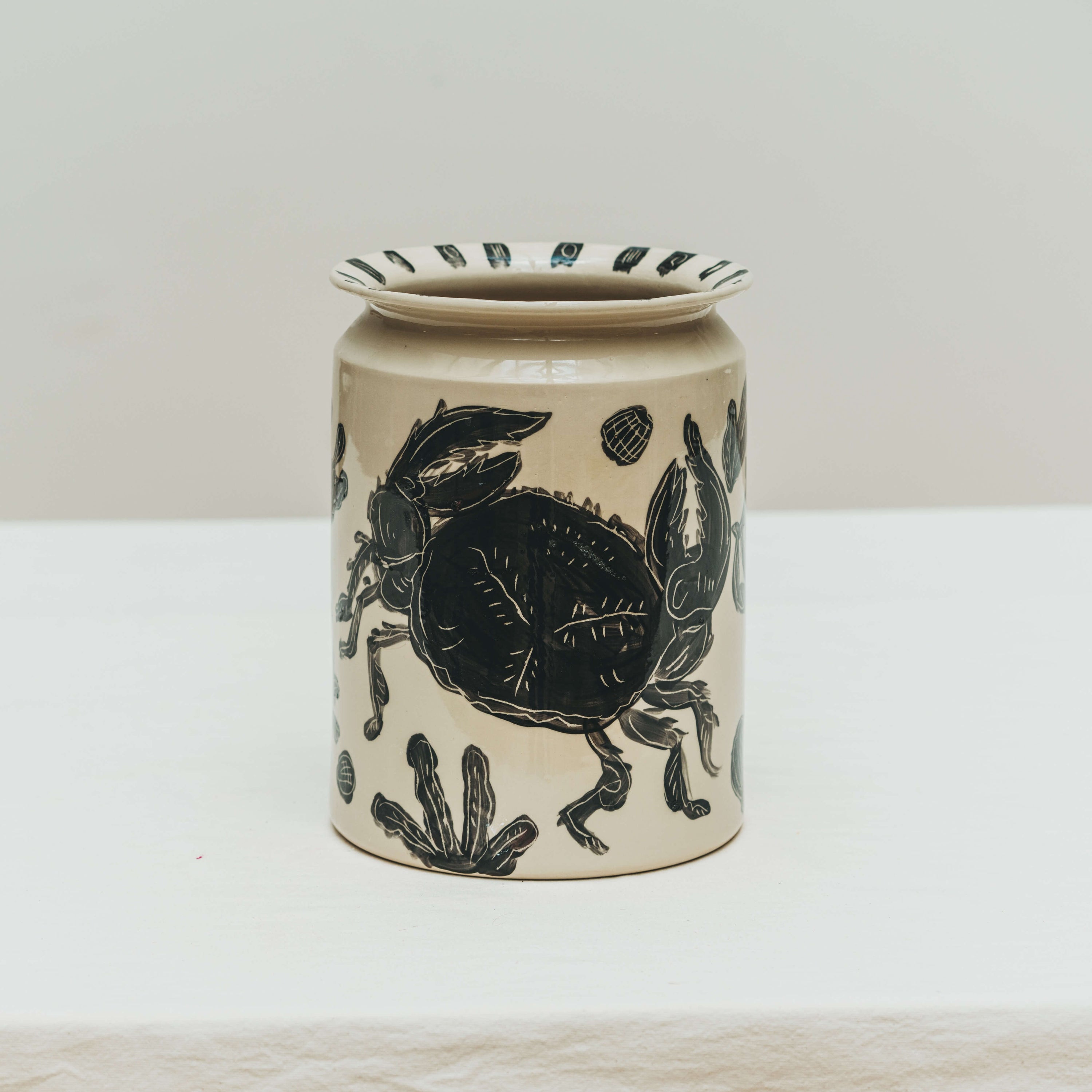 Vase tourné à l’atelier grand soleil, faïence décorée à l’engobe émaillé transparent, motif soleil noir