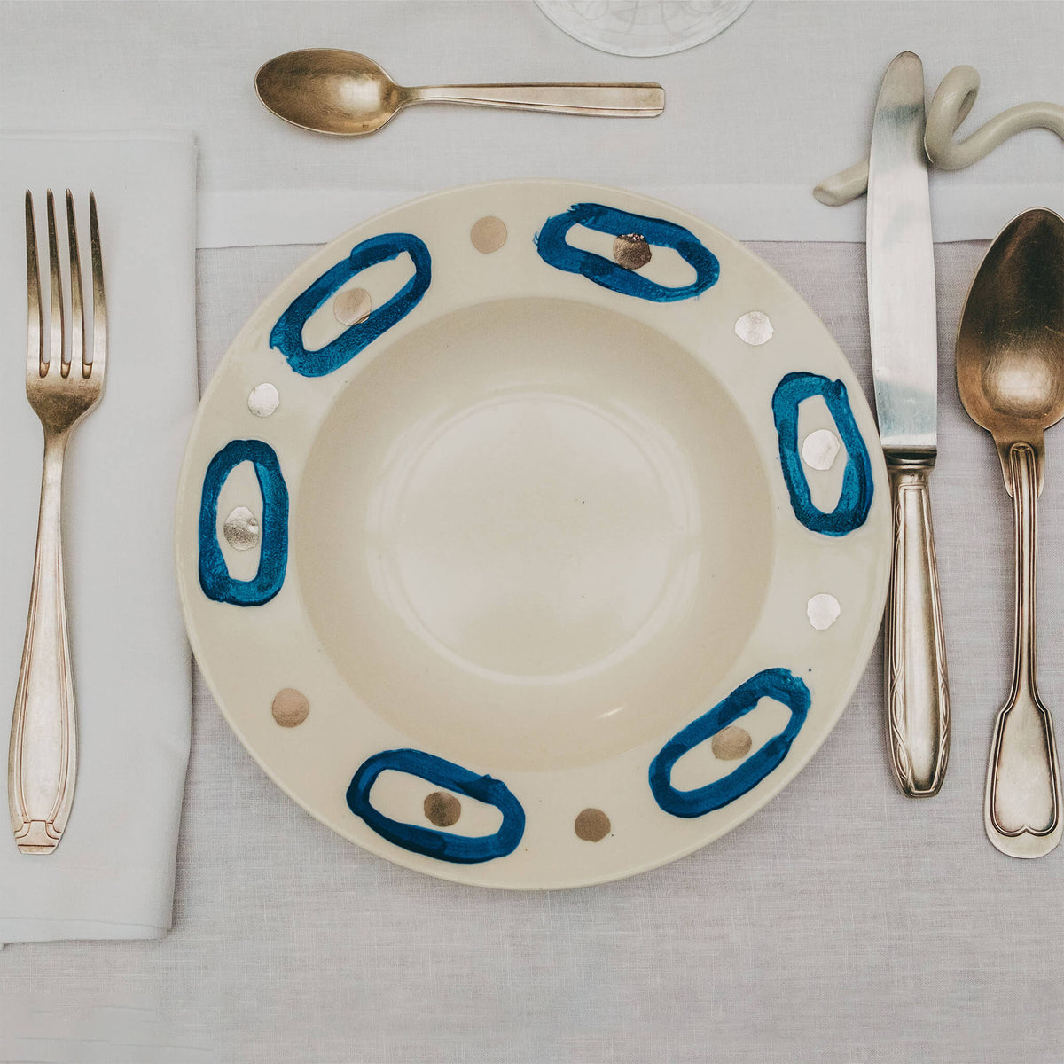 Assiette en porcelaine décorée au platine par l'atelier grand soleil, à Paris. Thème Art Déco.