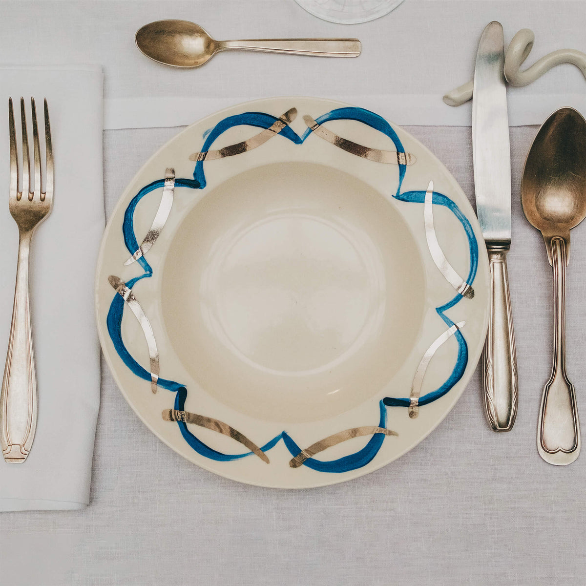 Assiette en porcelaine décorée au platine par l'atelier grand soleil, à Paris. Thème Art Déco.