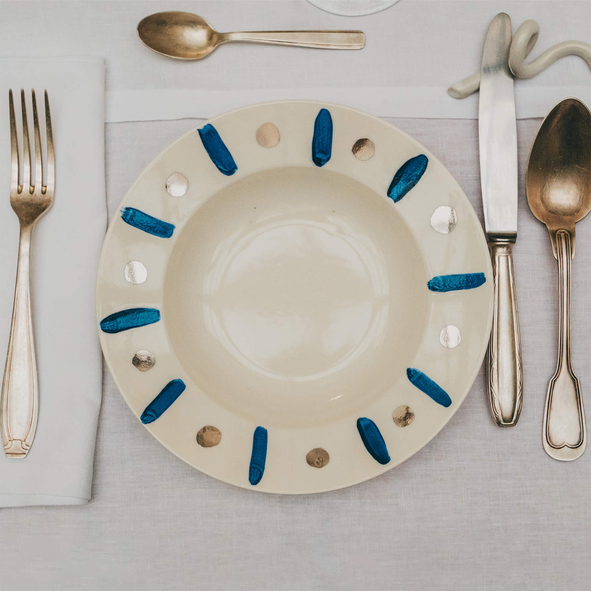 Assiette en porcelaine décorée au platine par l'atelier grand soleil, à Paris. Thème Art Déco.