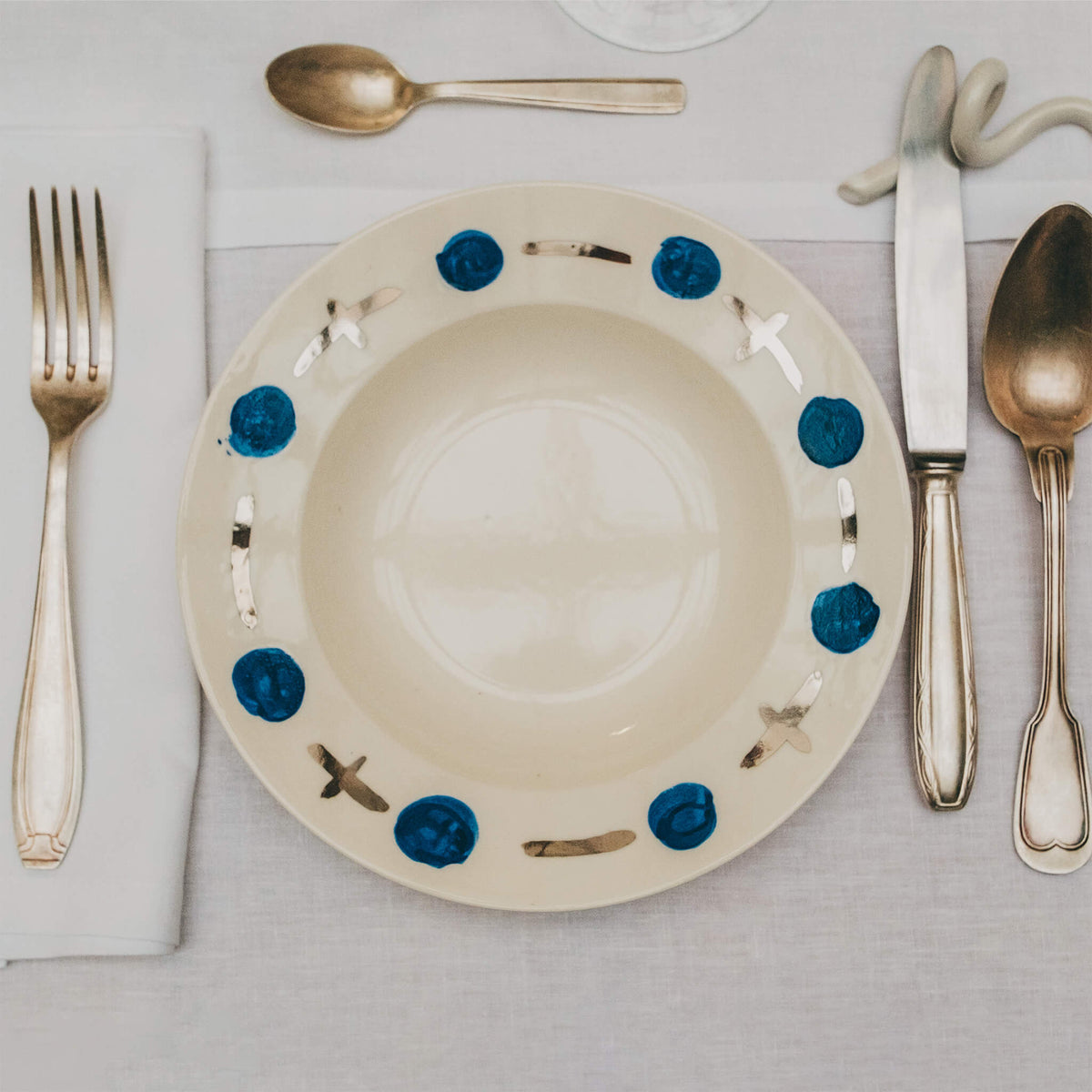 Assiette en porcelaine décorée au platine par l'atelier grand soleil, à Paris. Thème Art Déco.