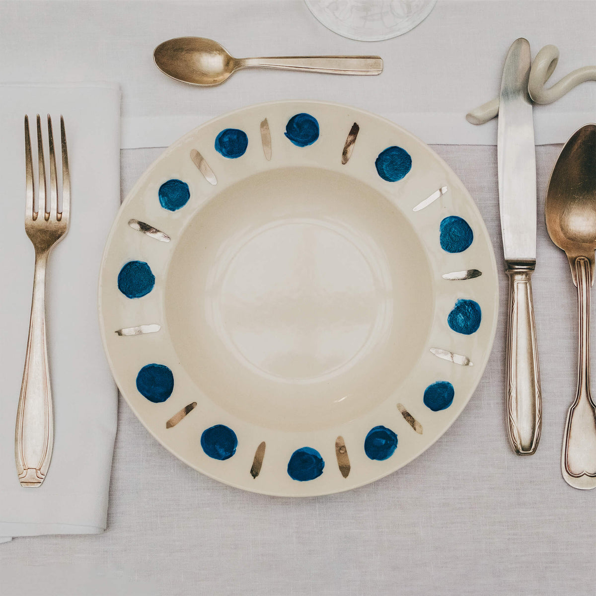 Assiette en porcelaine décorée au platine par l'atelier grand soleil, à Paris. Thème Art Déco.
