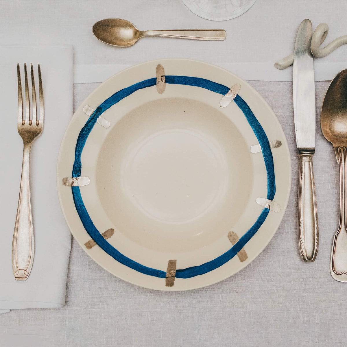 Assiette en porcelaine décorée au platine par l'atelier grand soleil, à Paris. Thème Art Déco.