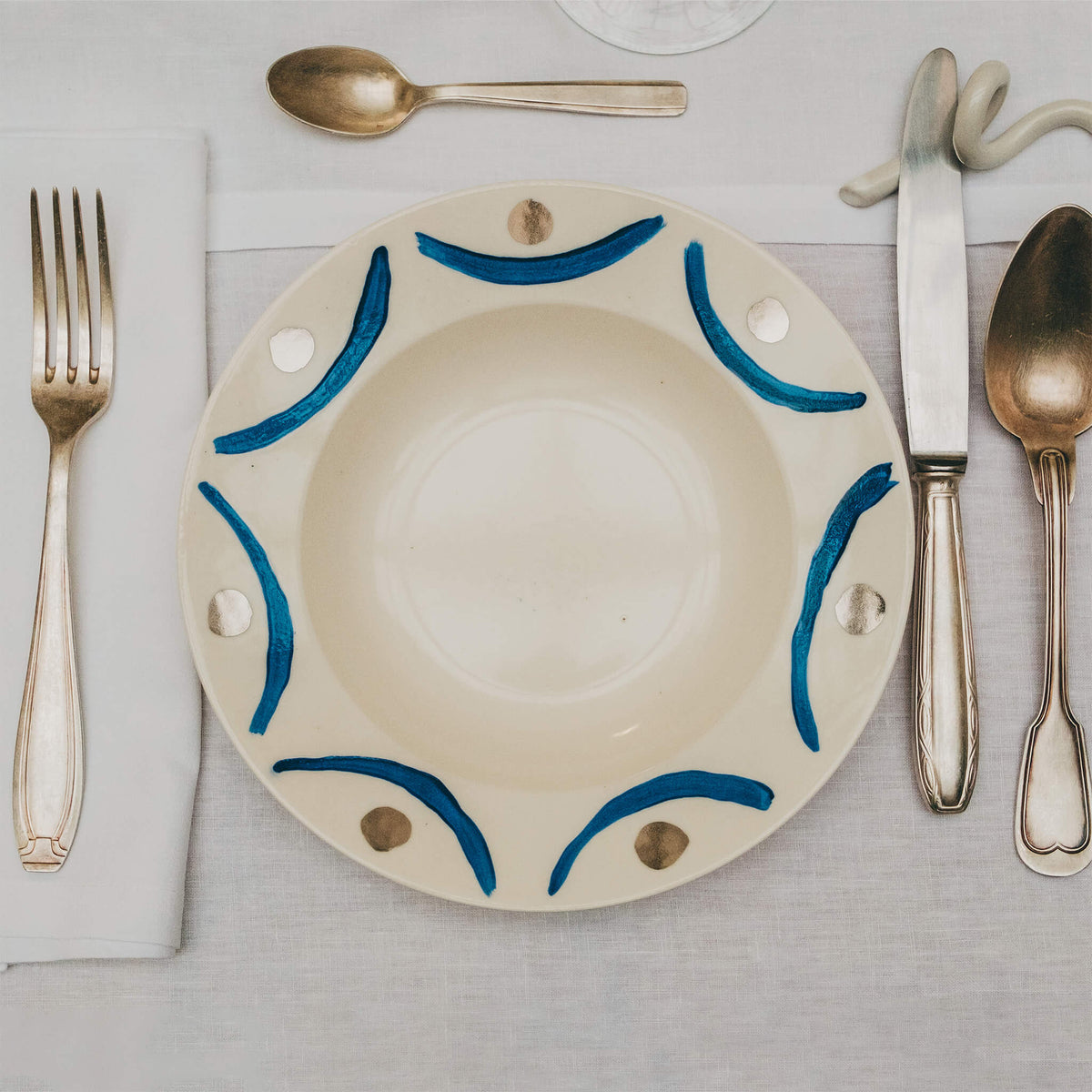 Assiette en porcelaine décorée au platine par l'atelier grand soleil, à Paris. Thème Art Déco.