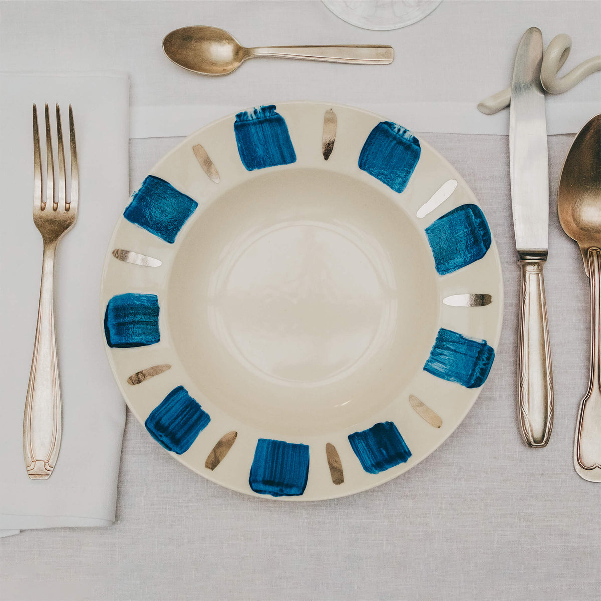 Assiette en porcelaine décorée au platine par l'atelier grand soleil, à Paris. Thème Art Déco.