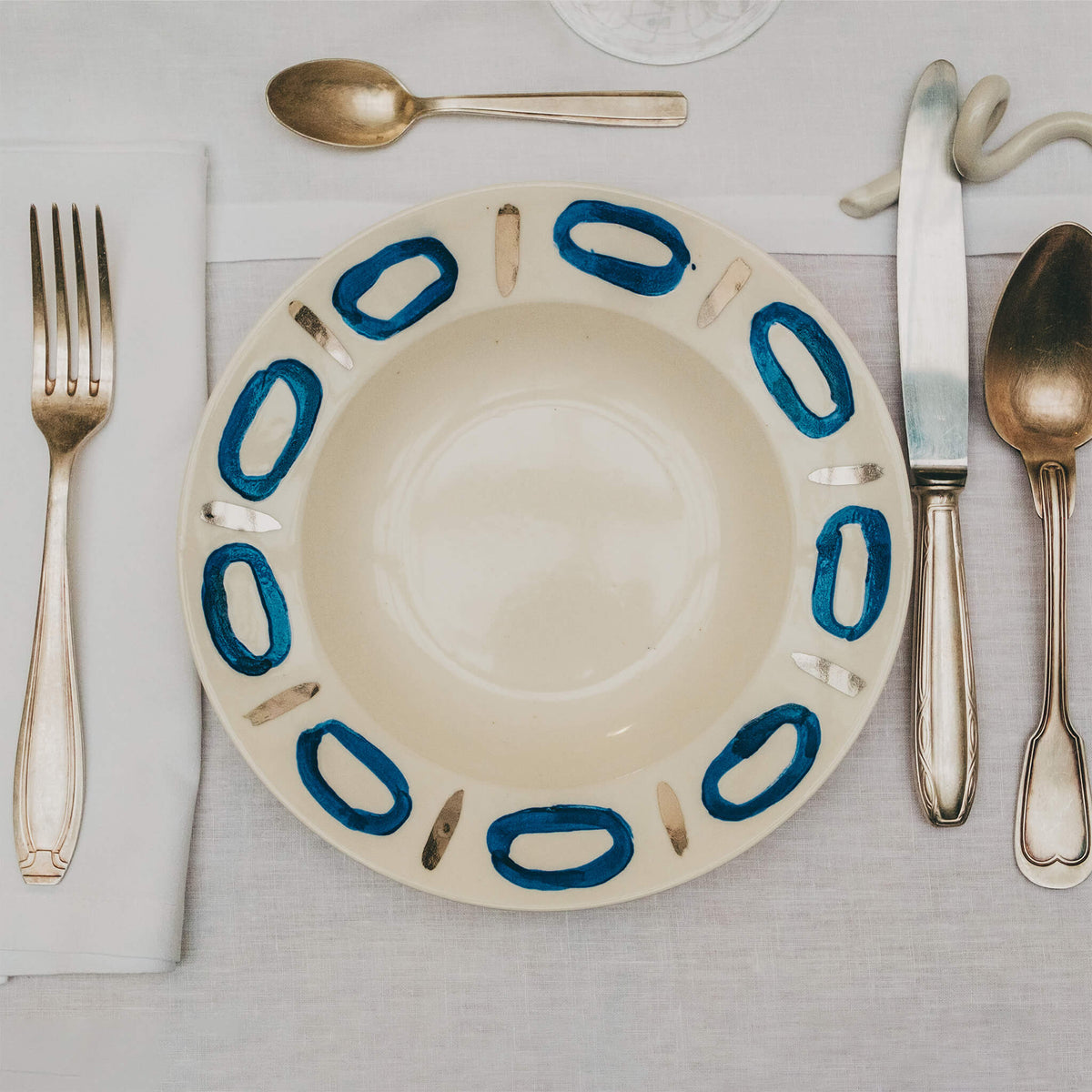 Assiette en porcelaine décorée au platine par l'atelier grand soleil, à Paris. Thème Art Déco.