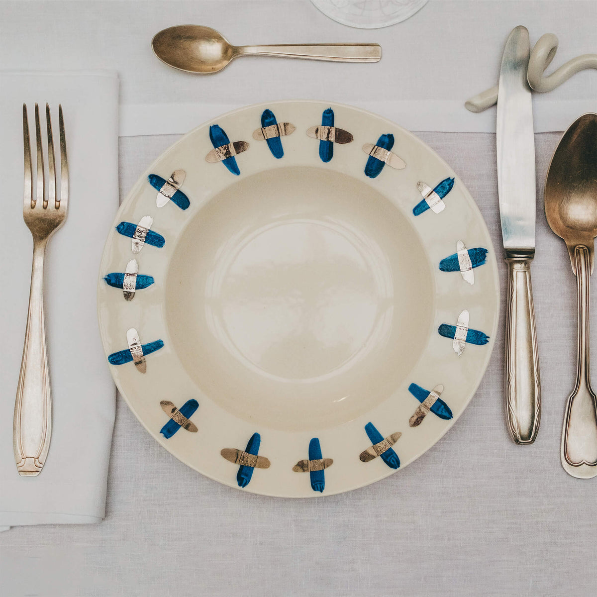 Assiette en porcelaine décorée au platine par l'atelier grand soleil, à Paris. Thème Art Déco.