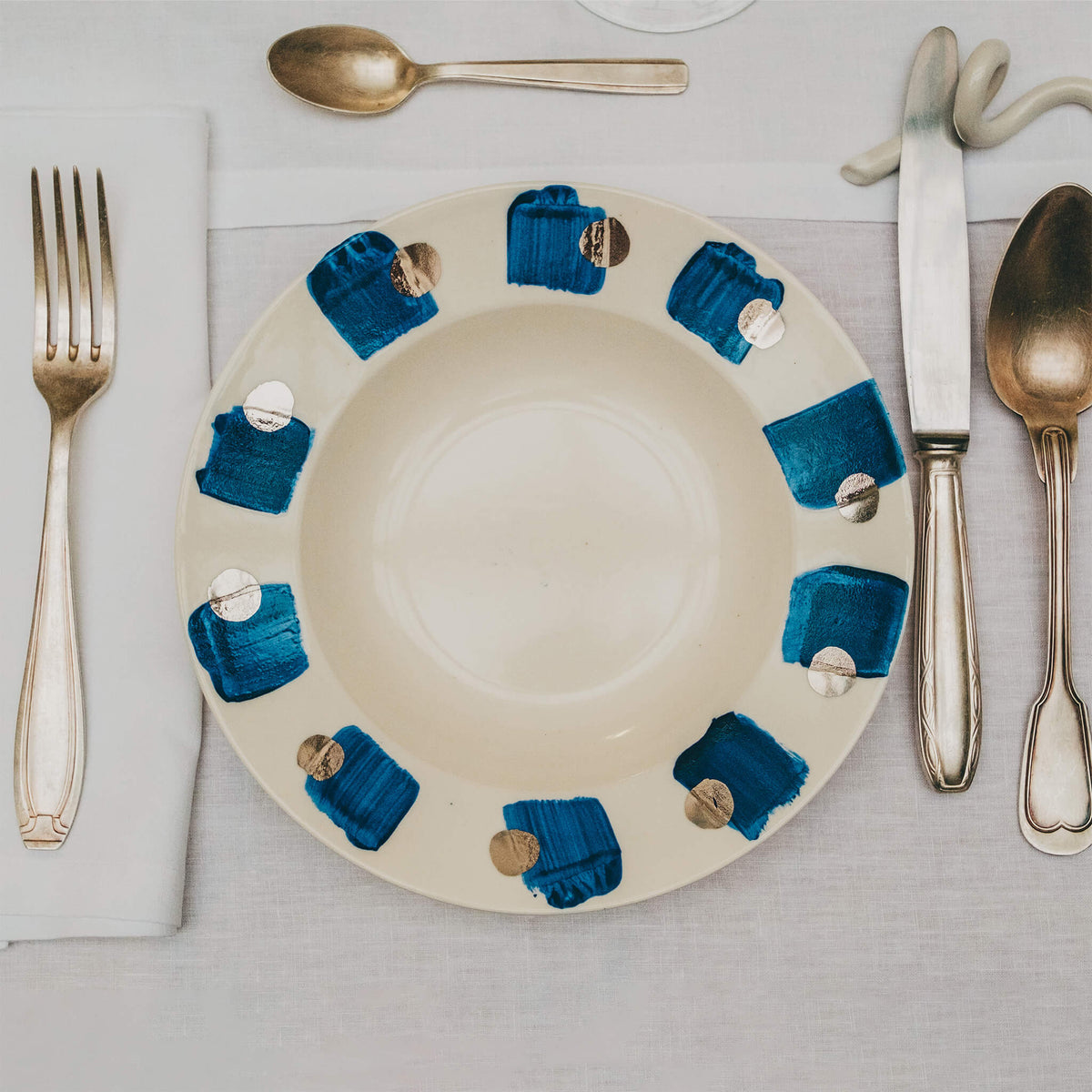 Assiette en porcelaine décorée au platine par l'atelier grand soleil, à Paris. Thème Art Déco.
