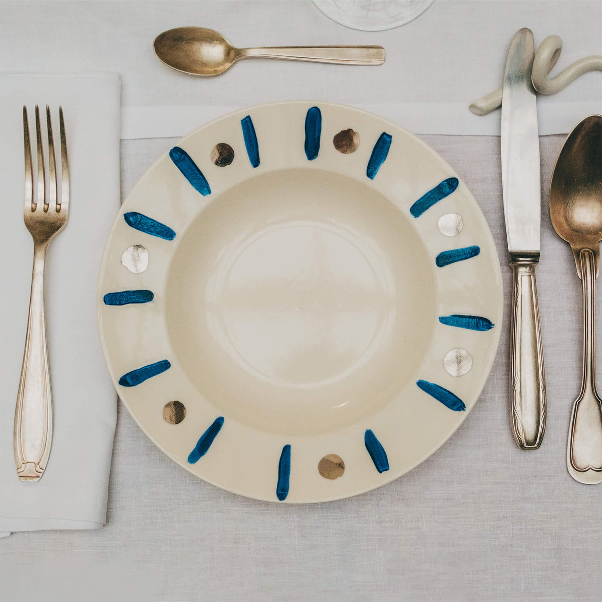 Assiette en porcelaine décorée au platine par l'atelier grand soleil, à Paris. Thème Art Déco.
