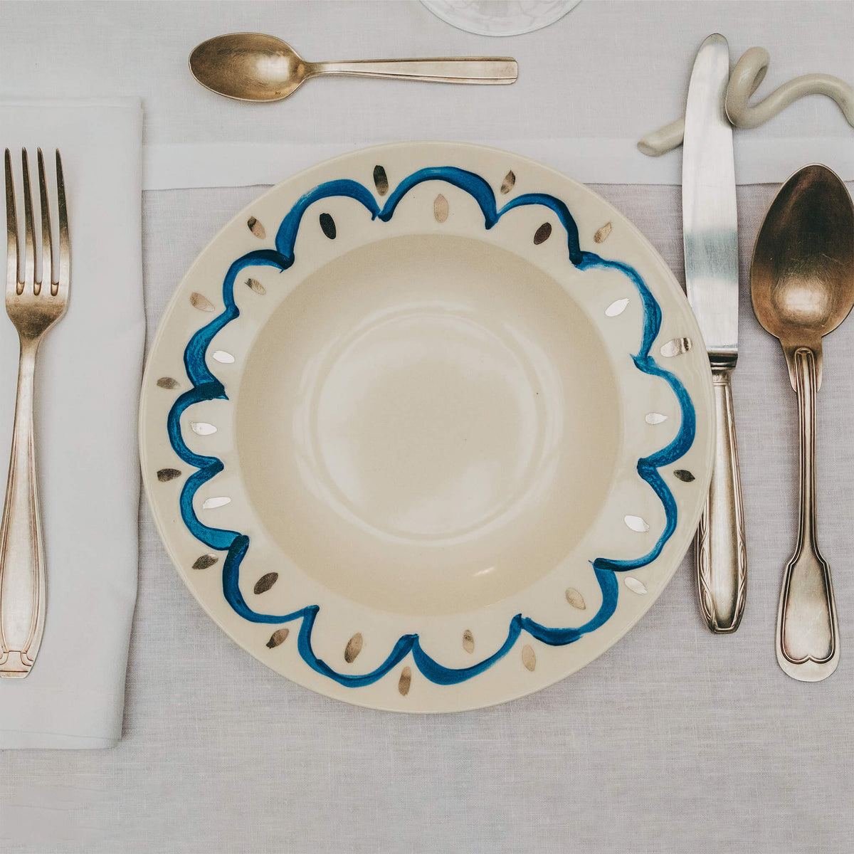Assiette en porcelaine décorée au platine par l'atelier grand soleil, à Paris. Thème Art Déco.