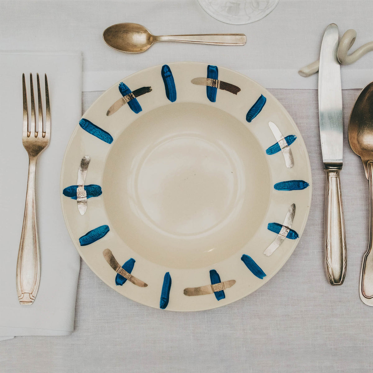 Assiette en porcelaine décorée au platine par l'atelier grand soleil, à Paris. Thème Art Déco.