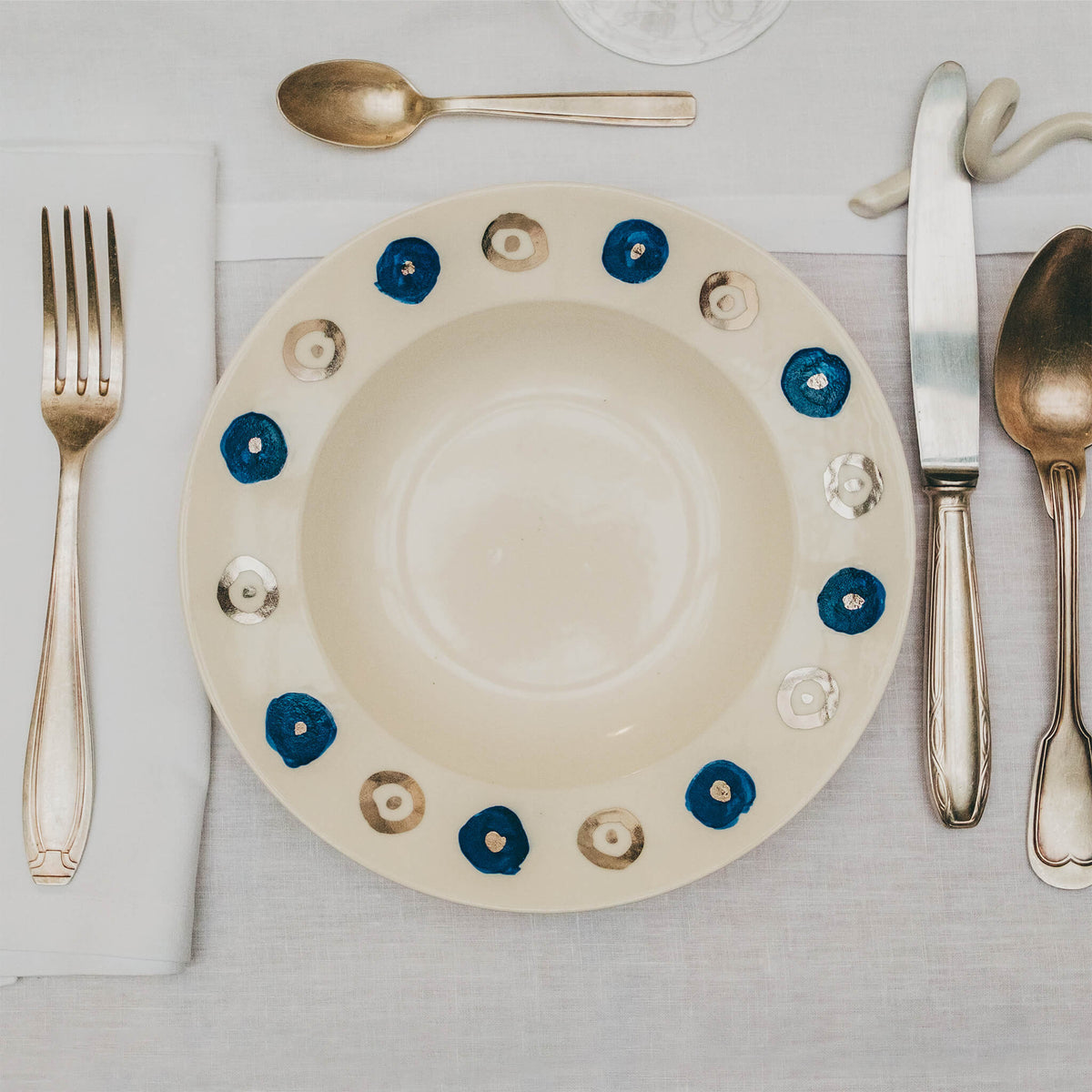 Assiette en porcelaine décorée au platine par l'atelier grand soleil, à Paris. Thème Art Déco.