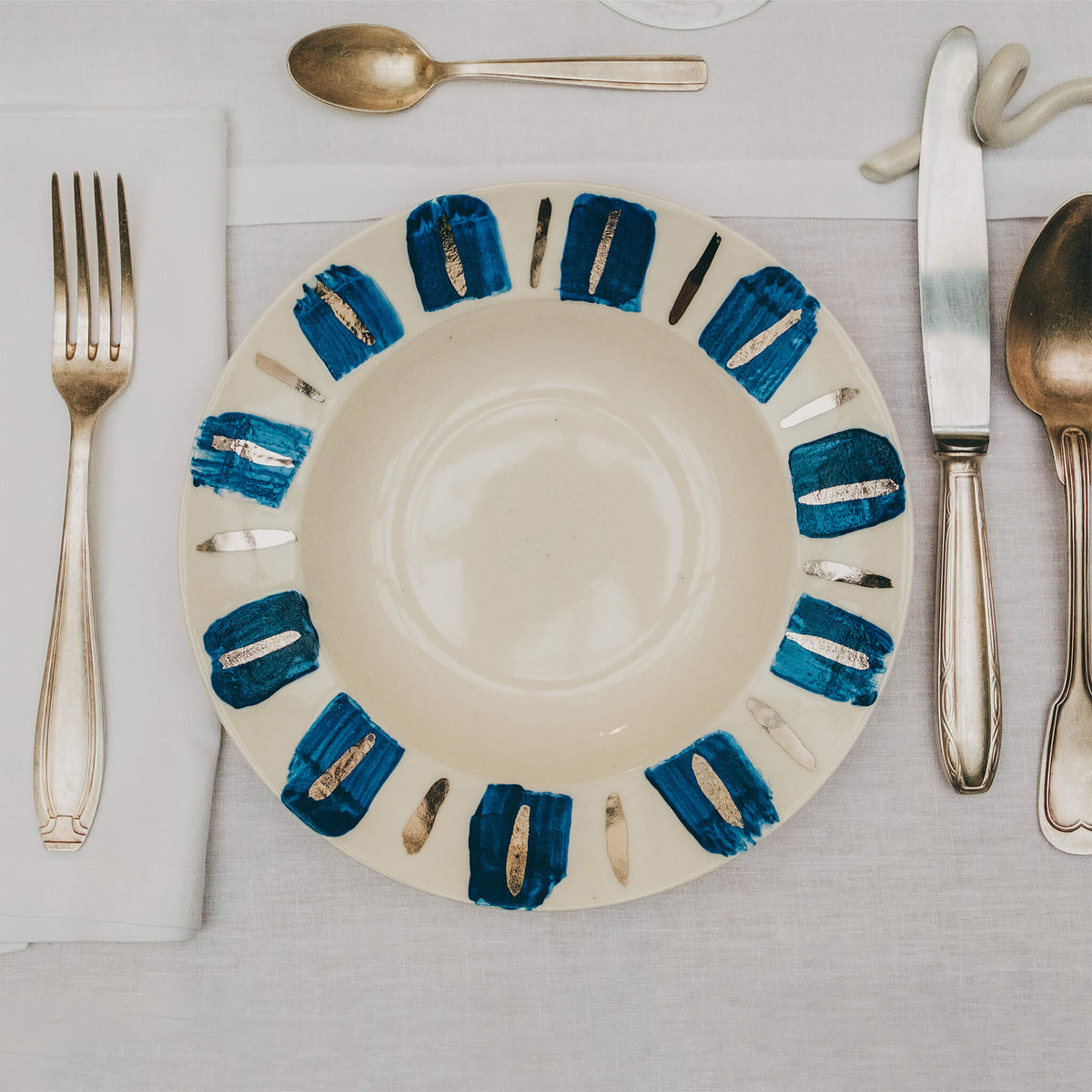 Assiette en porcelaine décorée au platine par l'atelier grand soleil, à Paris. Thème Art Déco.