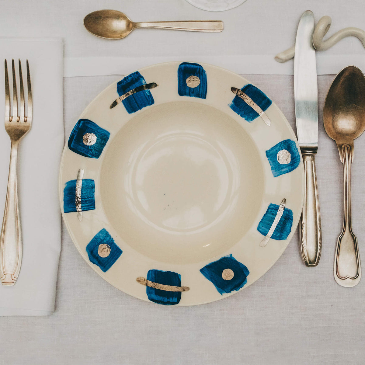 Assiette en porcelaine décorée au platine par l'atelier grand soleil, à Paris. Thème Art Déco.