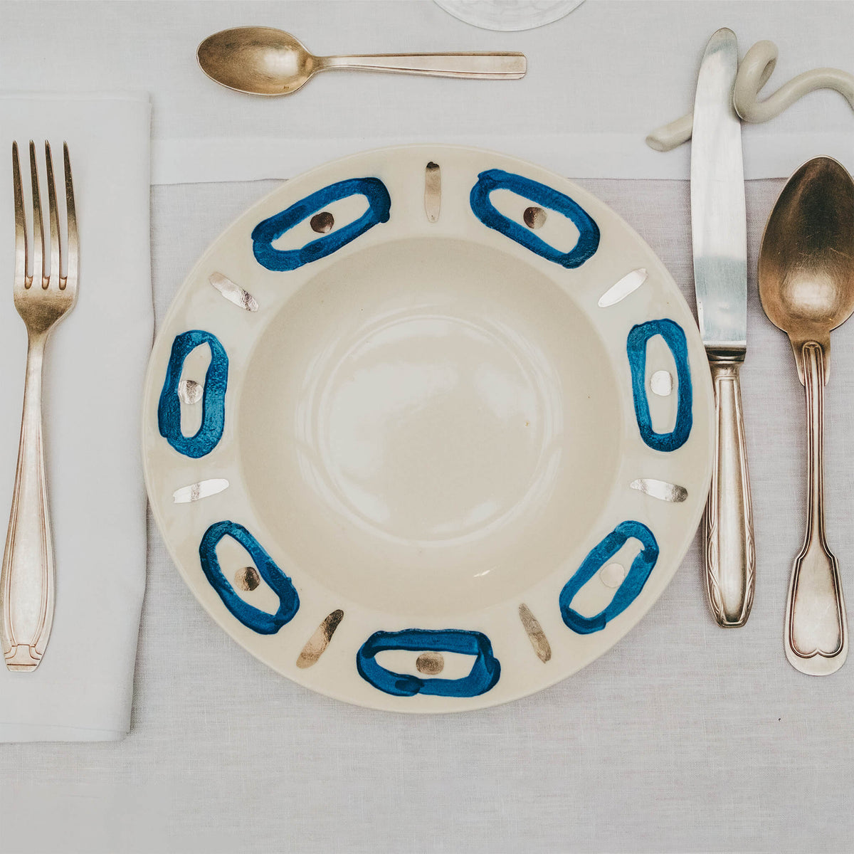 Assiette en porcelaine décorée au platine par l'atelier grand soleil, à Paris. Thème Art Déco.