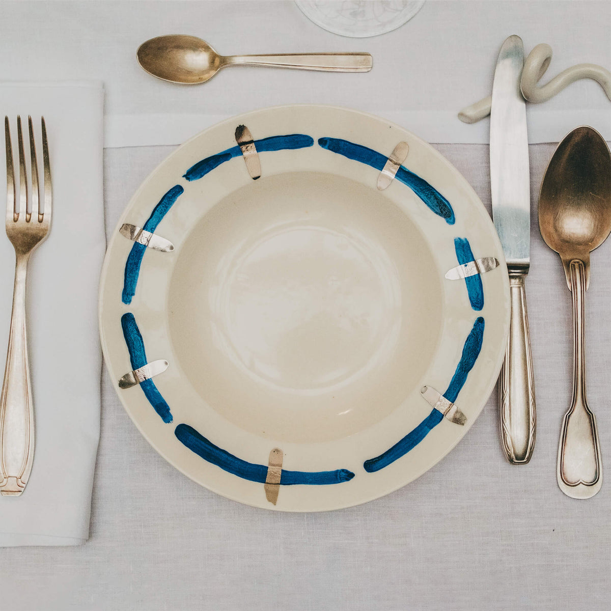 Assiette en porcelaine décorée au platine par l'atelier grand soleil, à Paris. Thème Art Déco.
