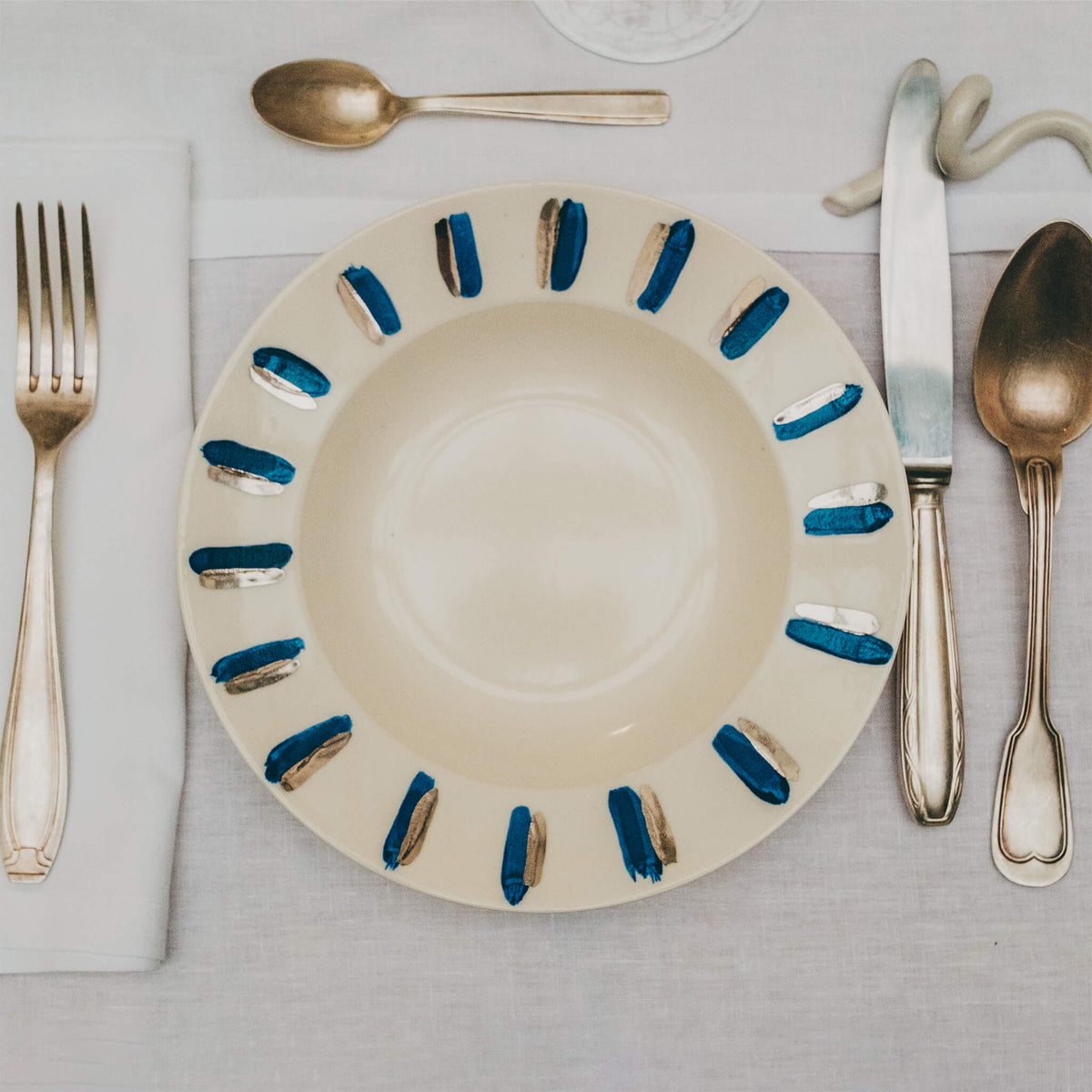 Assiette en porcelaine décorée au platine par l'atelier grand soleil, à Paris. Thème Art Déco.