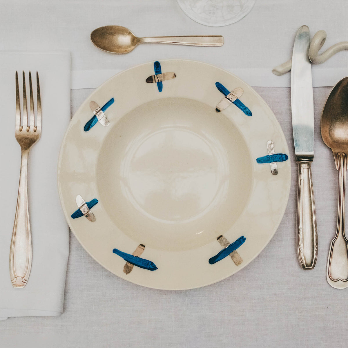 Assiette en porcelaine décorée au platine par l'atelier grand soleil, à Paris. Thème Art Déco.