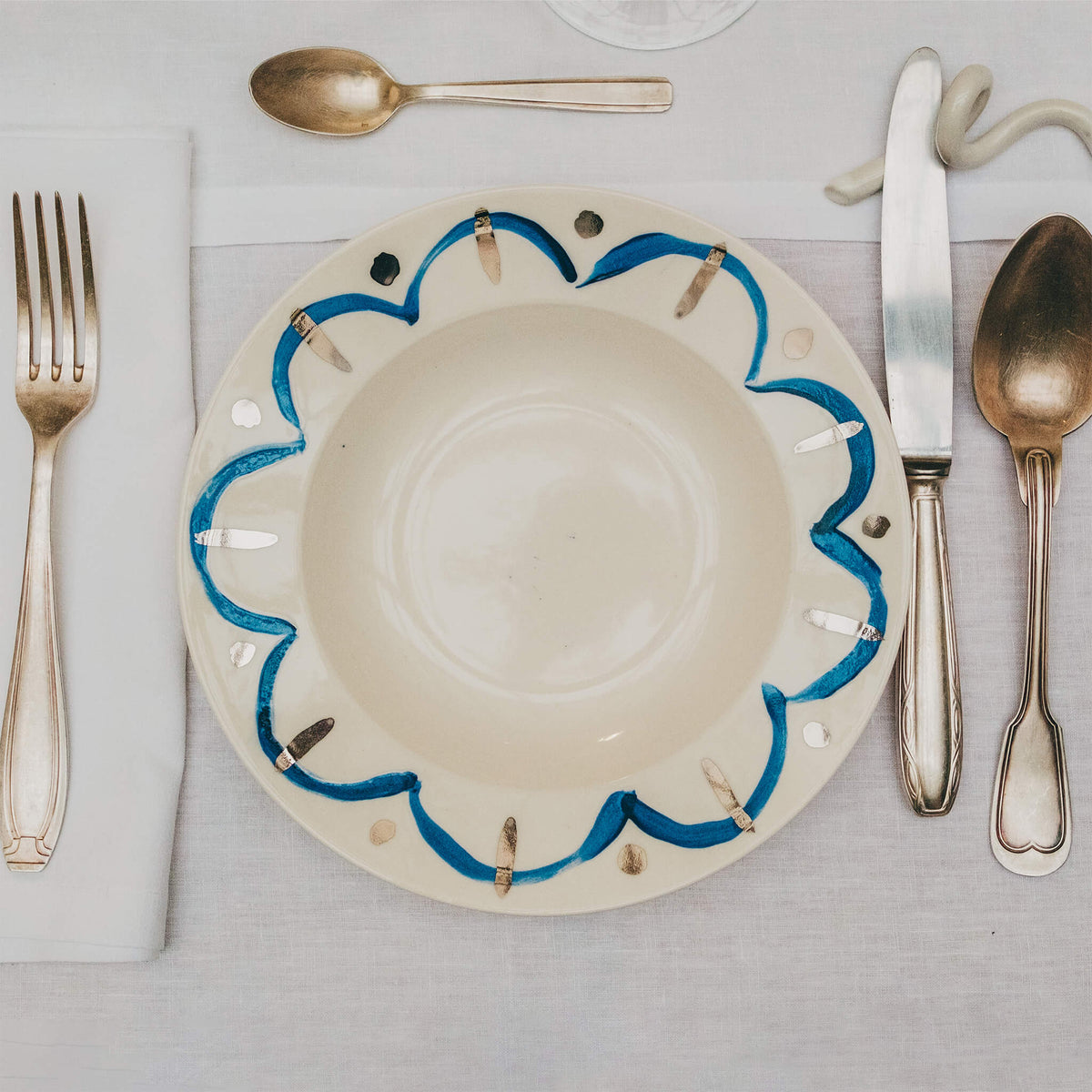 Assiette en porcelaine décorée au platine par l'atelier grand soleil, à Paris. Thème Art Déco.