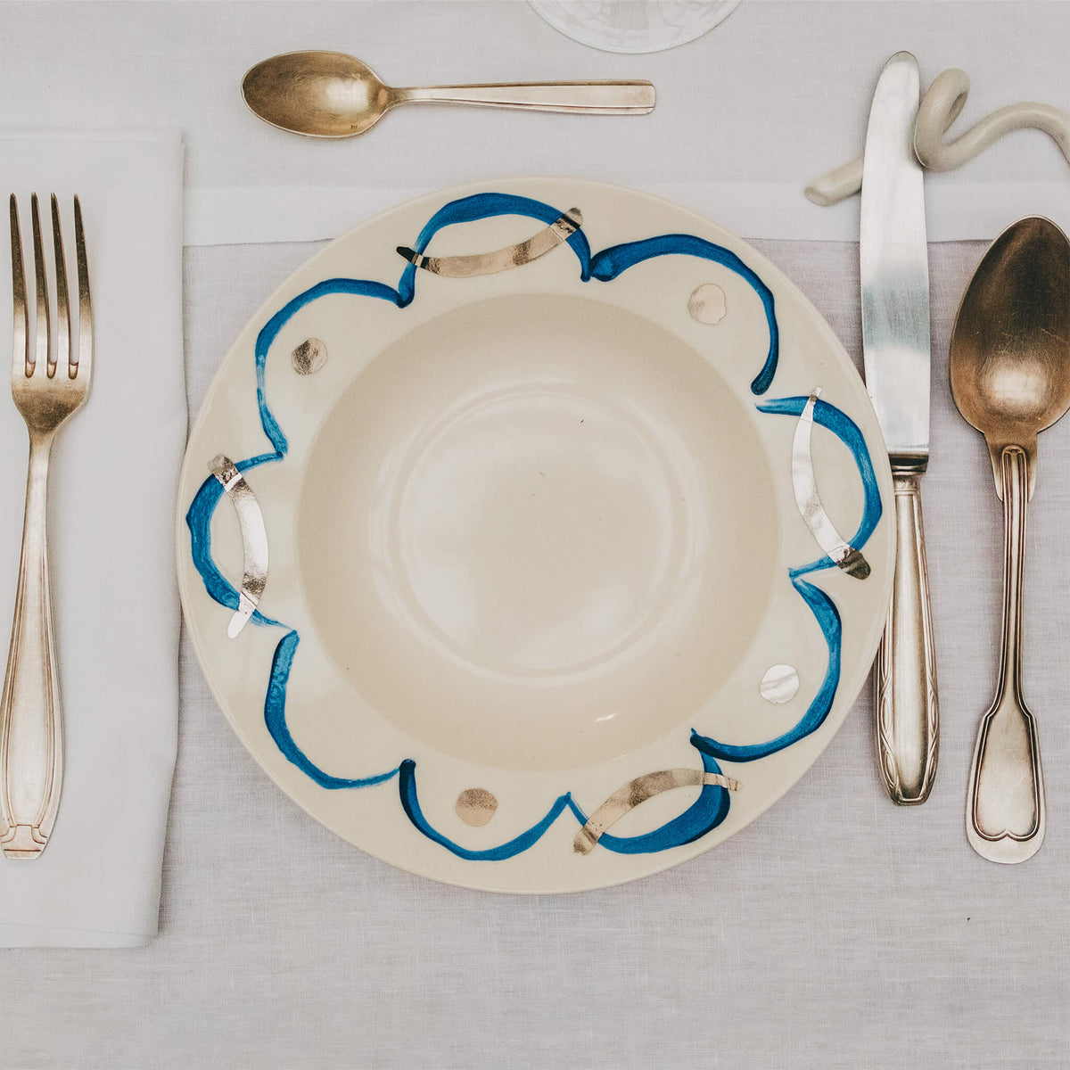 Assiette en porcelaine décorée au platine par l'atelier grand soleil, à Paris. Thème Art Déco.