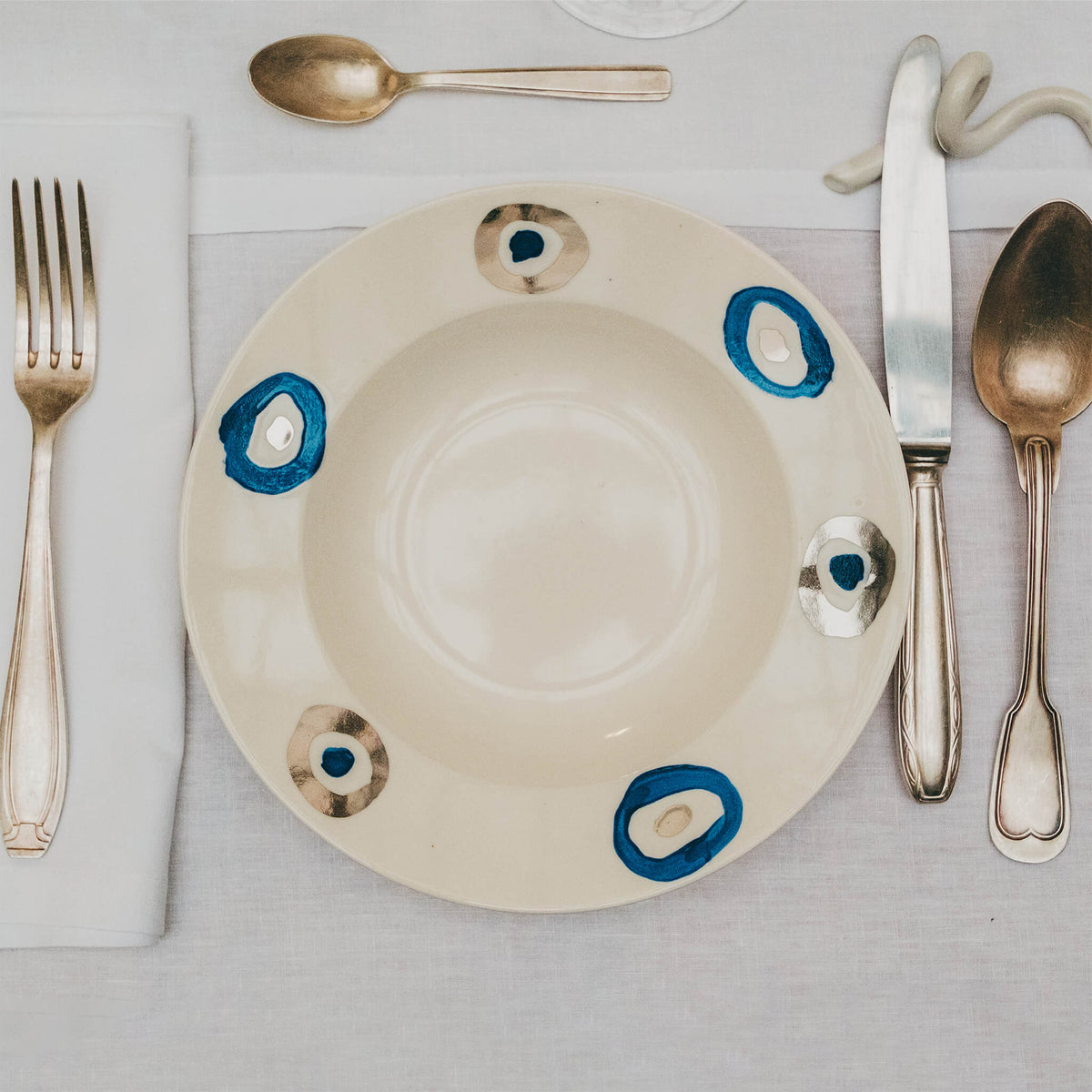 Assiette en porcelaine décorée au platine par l'atelier grand soleil, à Paris. Thème Art Déco.