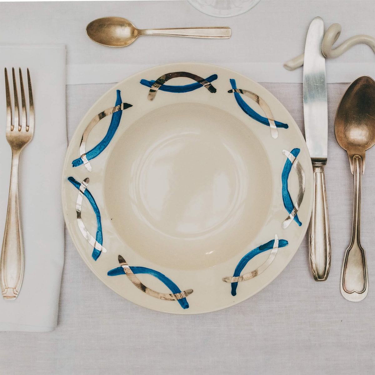 Assiette en porcelaine décorée au platine par l'atelier grand soleil, à Paris. Thème Art Déco.