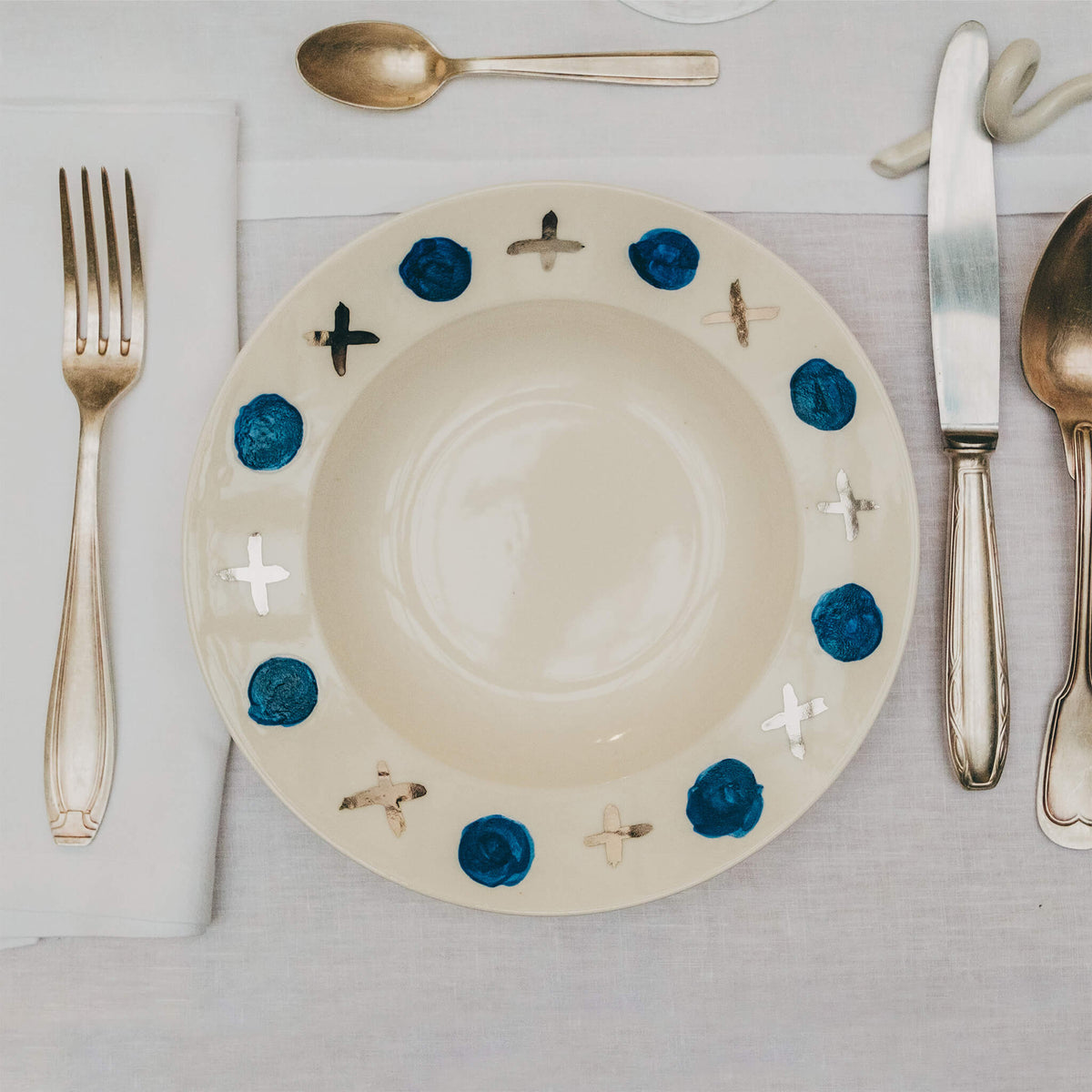 Assiette en porcelaine décorée au platine par l'atelier grand soleil, à Paris. Thème Art Déco.
