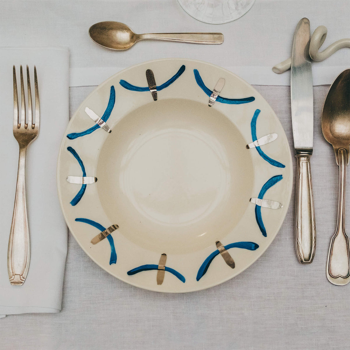 Assiette en porcelaine décorée au platine par l'atelier grand soleil, à Paris. Thème Art Déco.