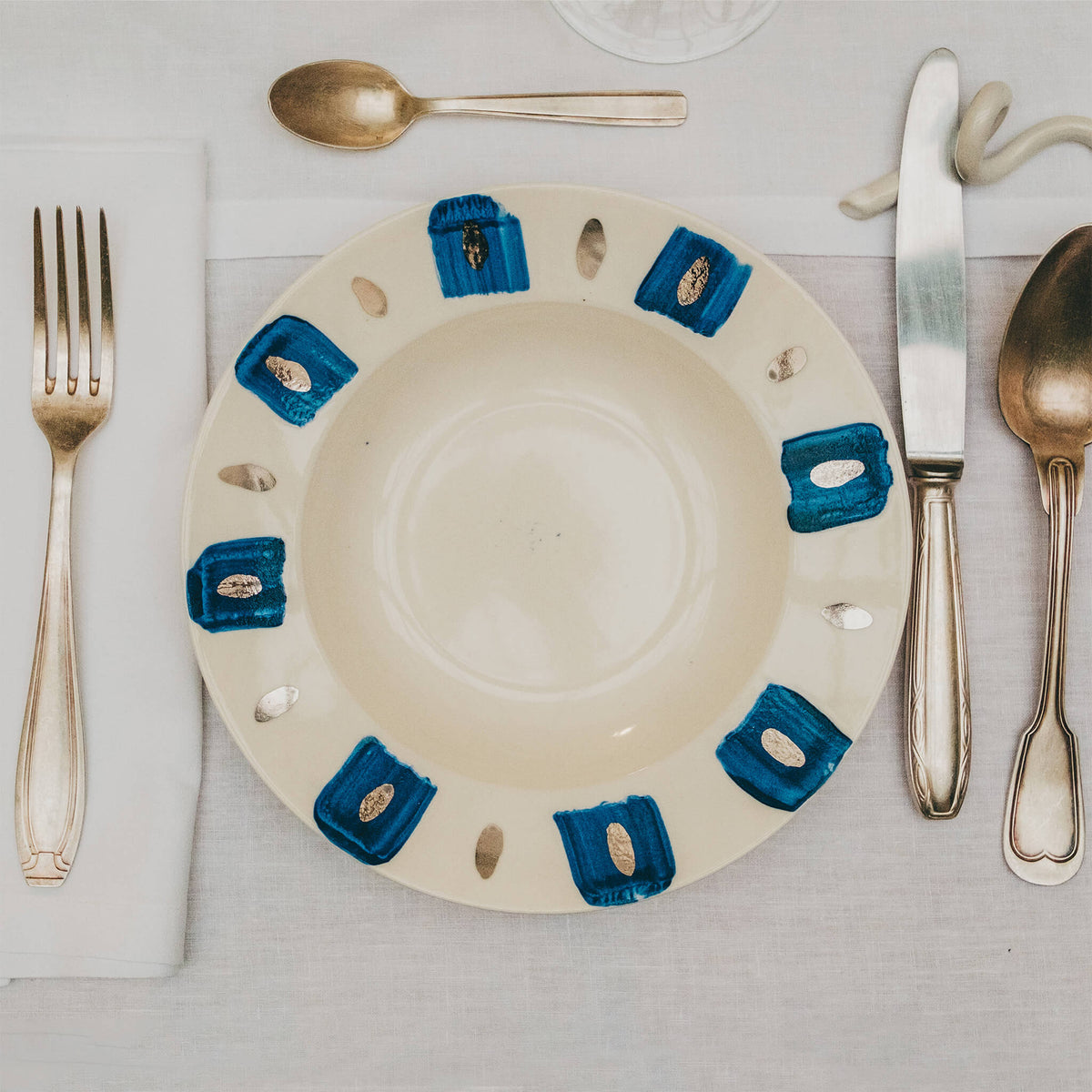 Assiette en porcelaine décorée au platine par l'atelier grand soleil, à Paris. Thème Art Déco.