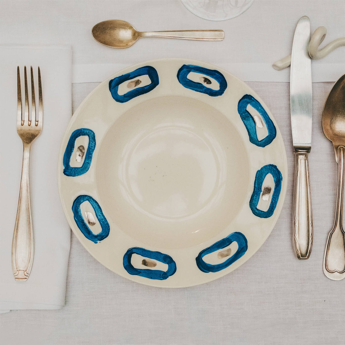 Assiette en porcelaine décorée au platine par l'atelier grand soleil, à Paris. Thème Art Déco.