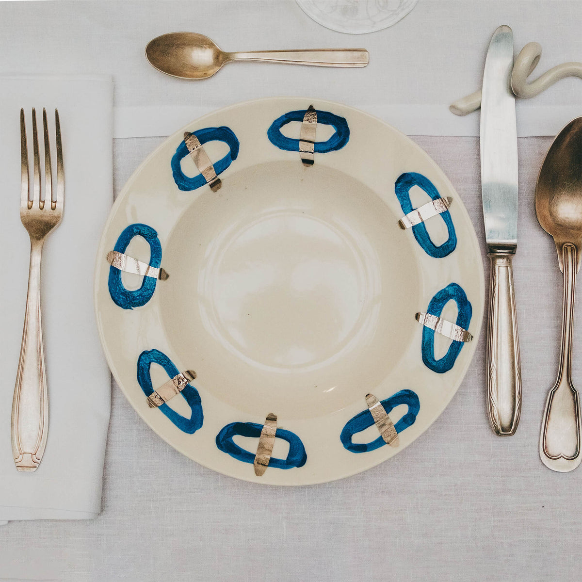 Assiette en porcelaine décorée au platine par l'atelier grand soleil, à Paris. Thème Art Déco.