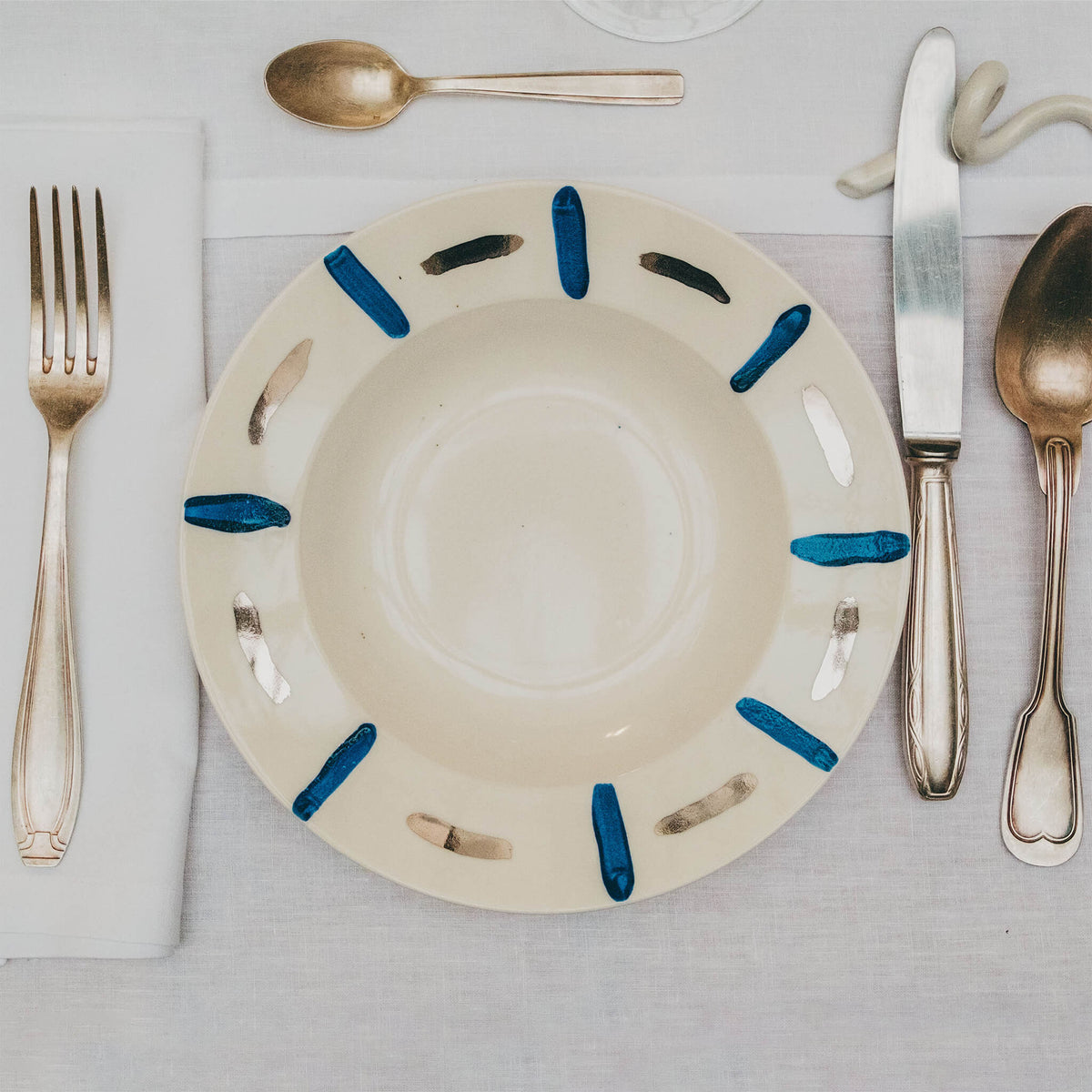 Assiette en porcelaine décorée au platine par l'atelier grand soleil, à Paris. Thème Art Déco.
