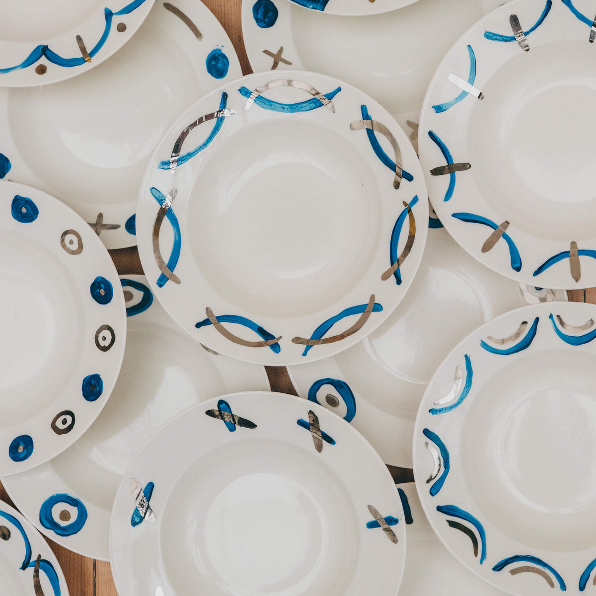 Ensemble d'assiettes en porcelaine décorées au platine par l'atelier grand soleil, à Paris. Thème Art Déco.