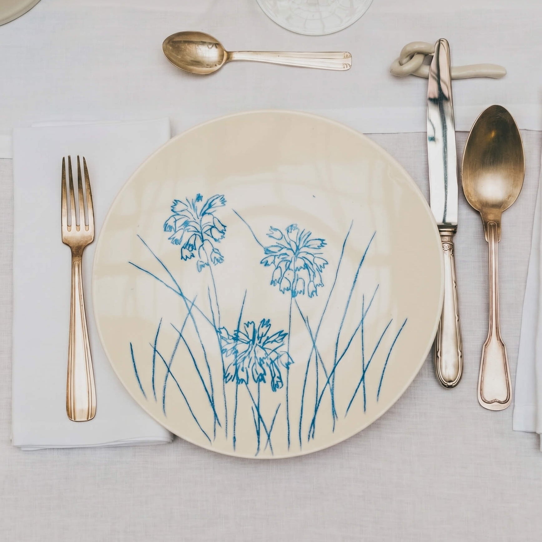 Assiette en porcelaine décorée au crayon à oxydes puis émaillée par l'atelier grand soleil, à Paris.