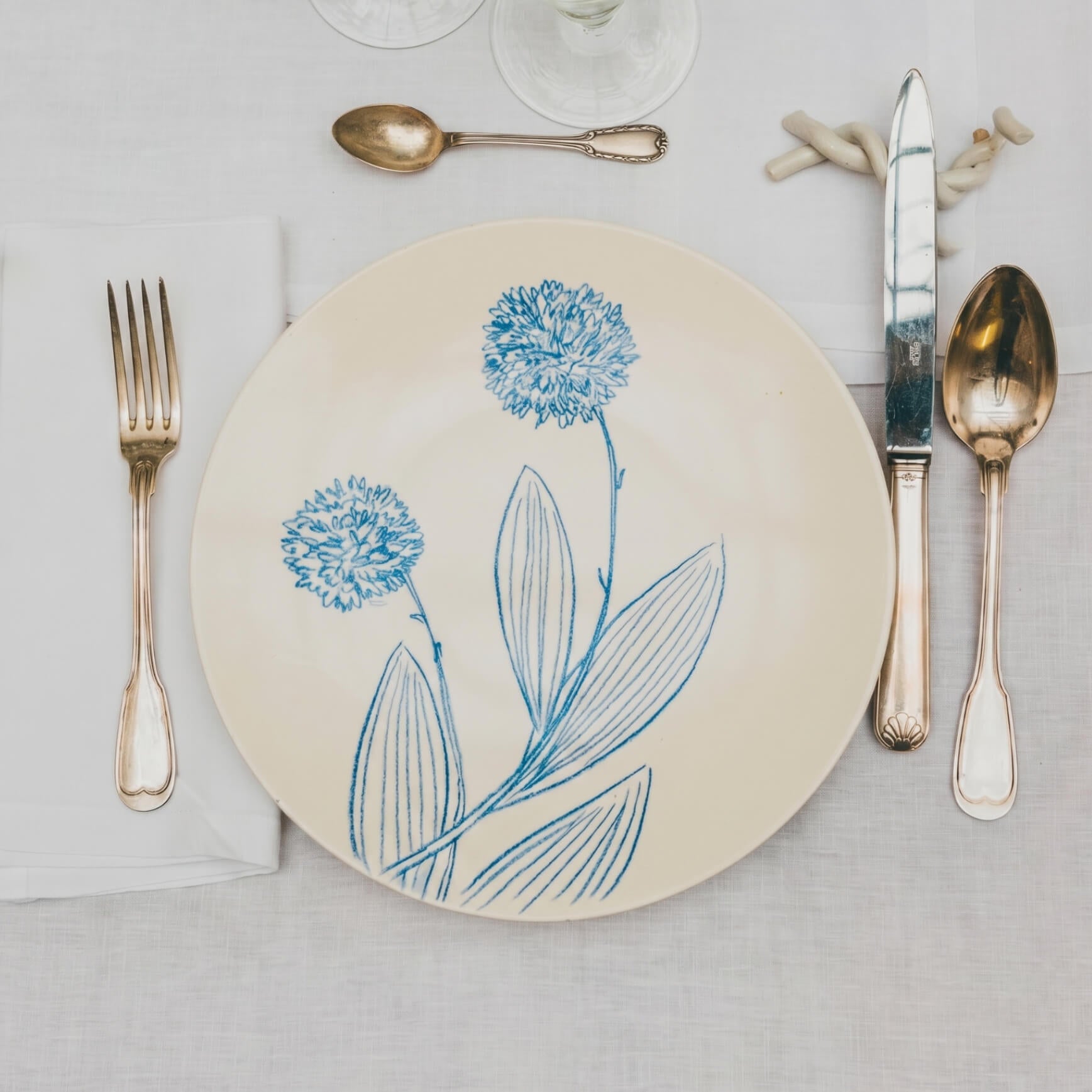 Assiette en faïence décorée au crayon à oxydes puis émaillée par l'atelier grand soleil, à Paris.