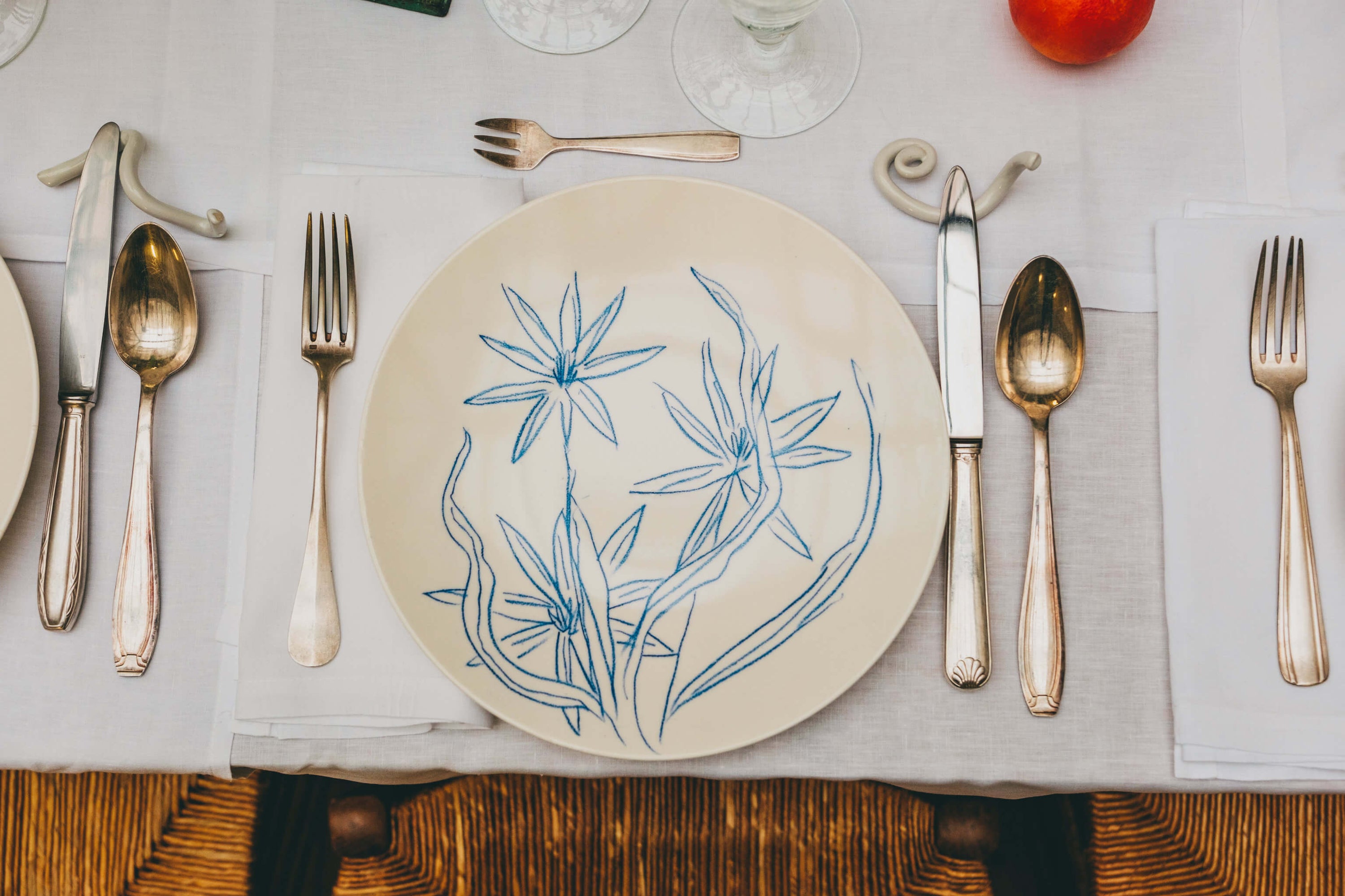 Assiette en faïence décorée au crayon à oxydes puis émaillée par l'atelier grand soleil, à Paris.