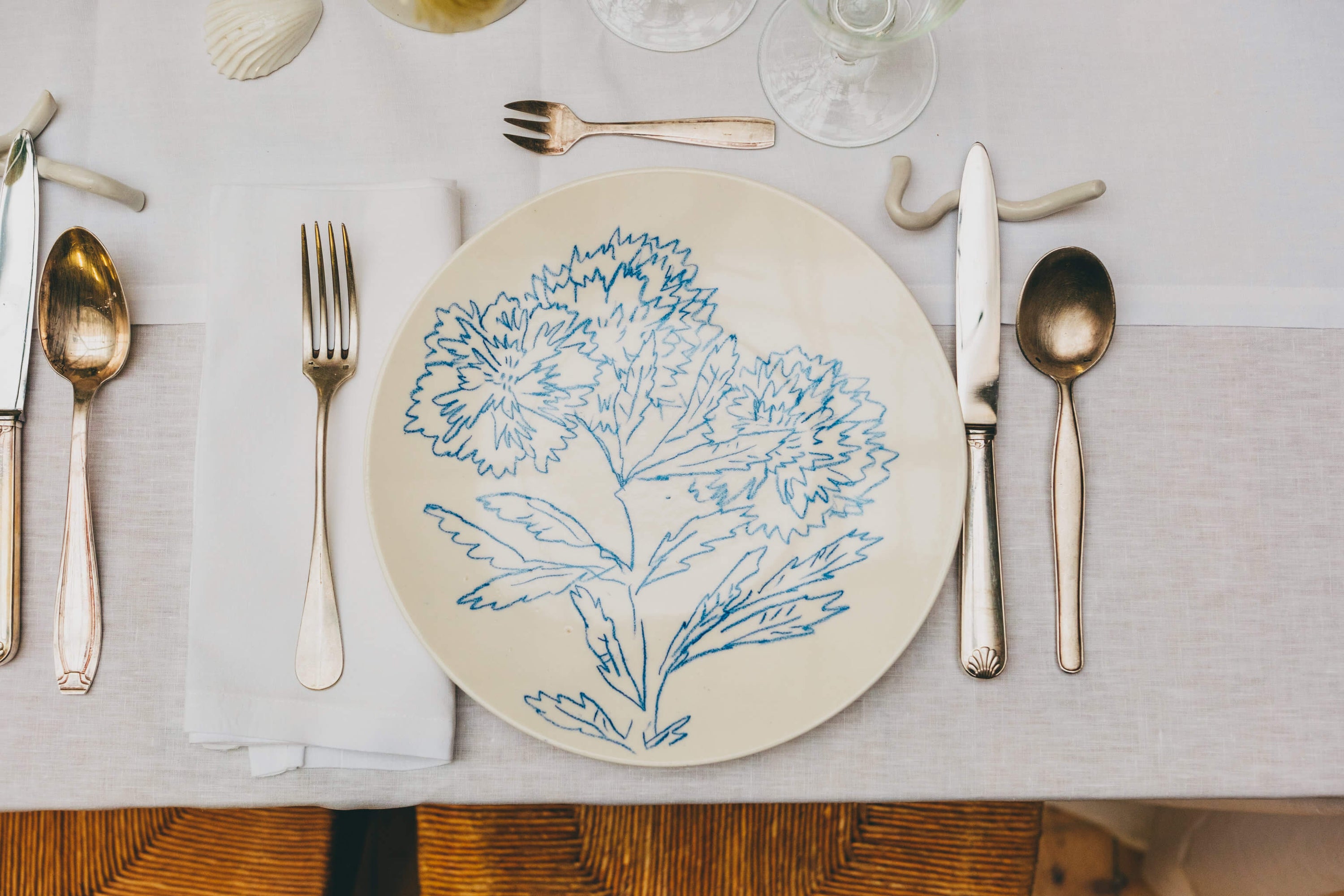 Assiette en faïence décorée au crayon à oxydes puis émaillée par l'atelier grand soleil, à Paris.