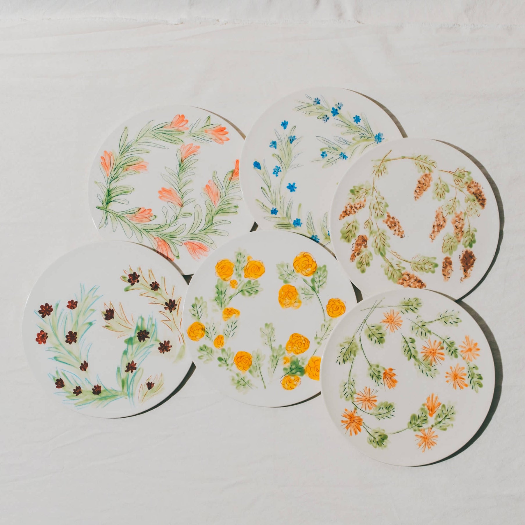 assiettes en faience décorées à la main sur commande par l'atelier grand soleil à Paris, motif fleurs du jardin