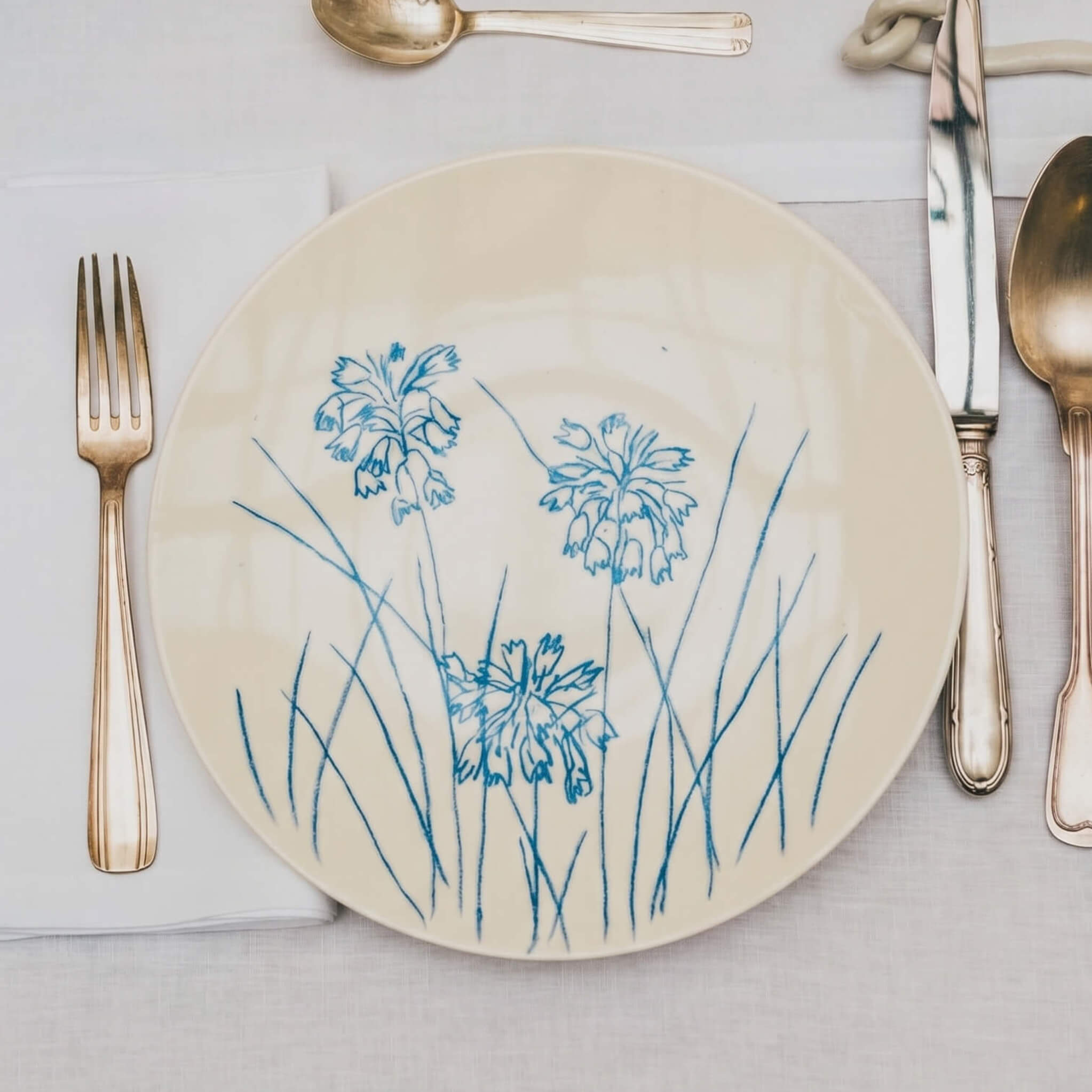 Assiette en porcelaine décorée au crayon à oxydes puis émaillée par l'atelier grand soleil, à Paris.