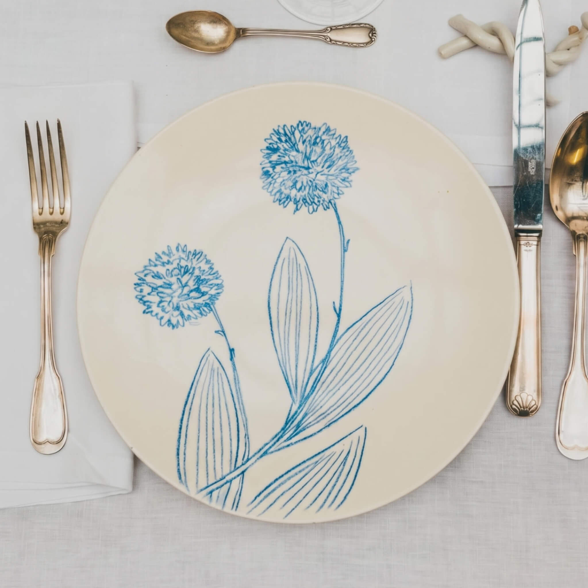 Assiette en porcelaine décorée au crayon à oxydes puis émaillée par l'atelier grand soleil, à Paris.