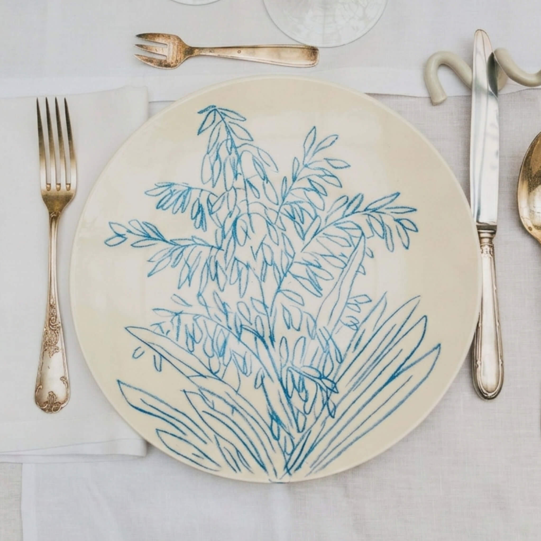 Assiette en porcelaine décorée au crayon à oxydes puis émaillée par l'atelier grand soleil, à Paris.