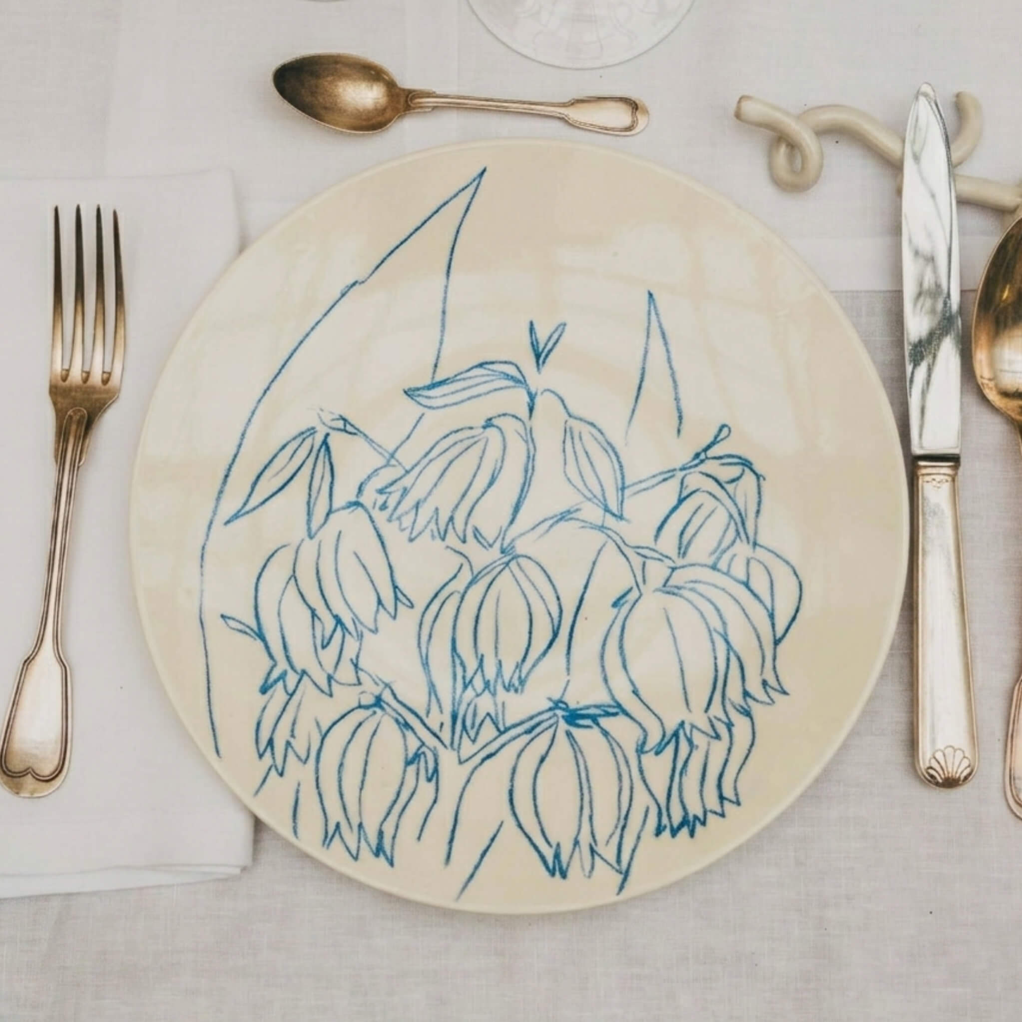 Assiette en porcelaine décorée au crayon à oxydes puis émaillée par l'atelier grand soleil, à Paris.