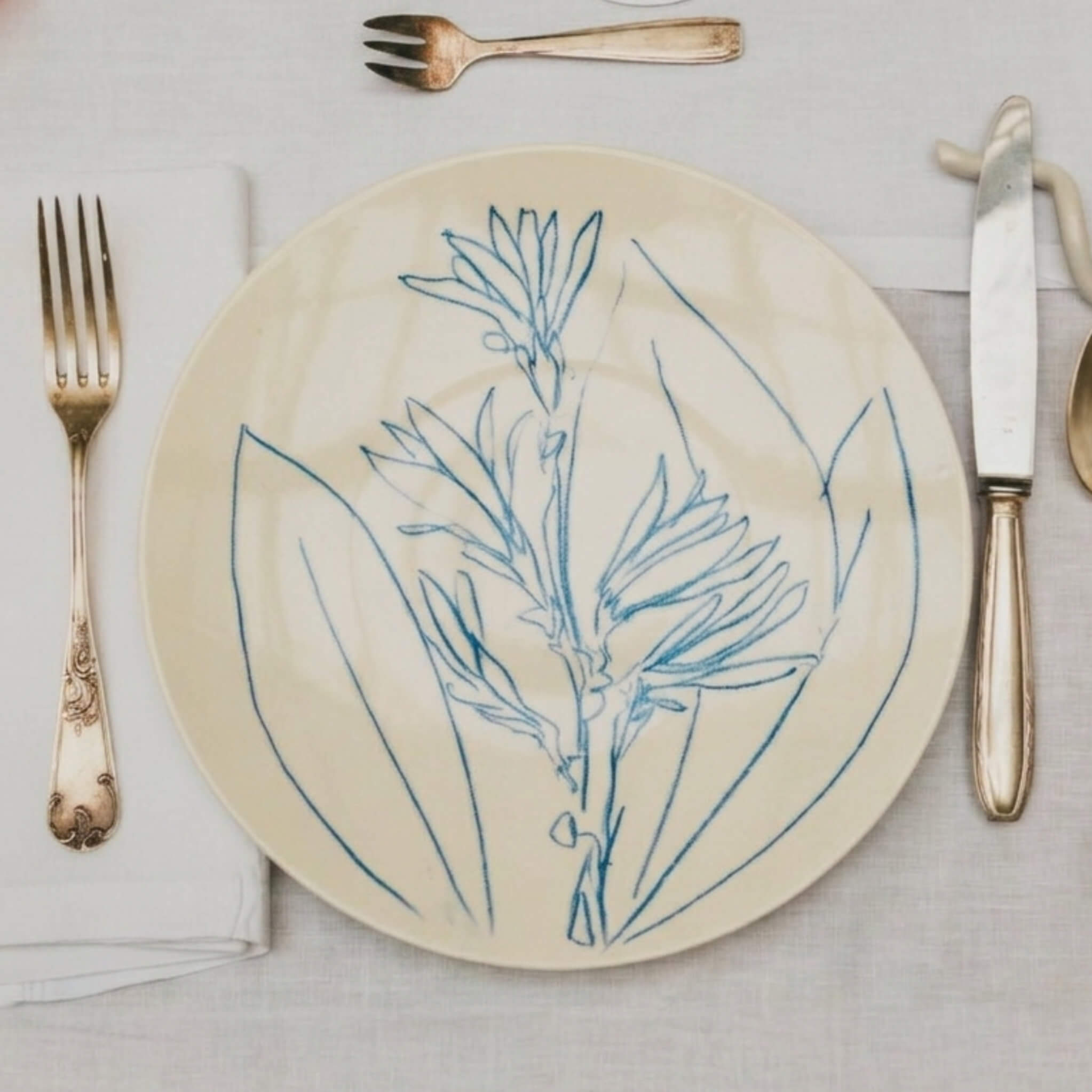 Assiette en porcelaine décorée au crayon à oxydes puis émaillée par l'atelier grand soleil, à Paris.