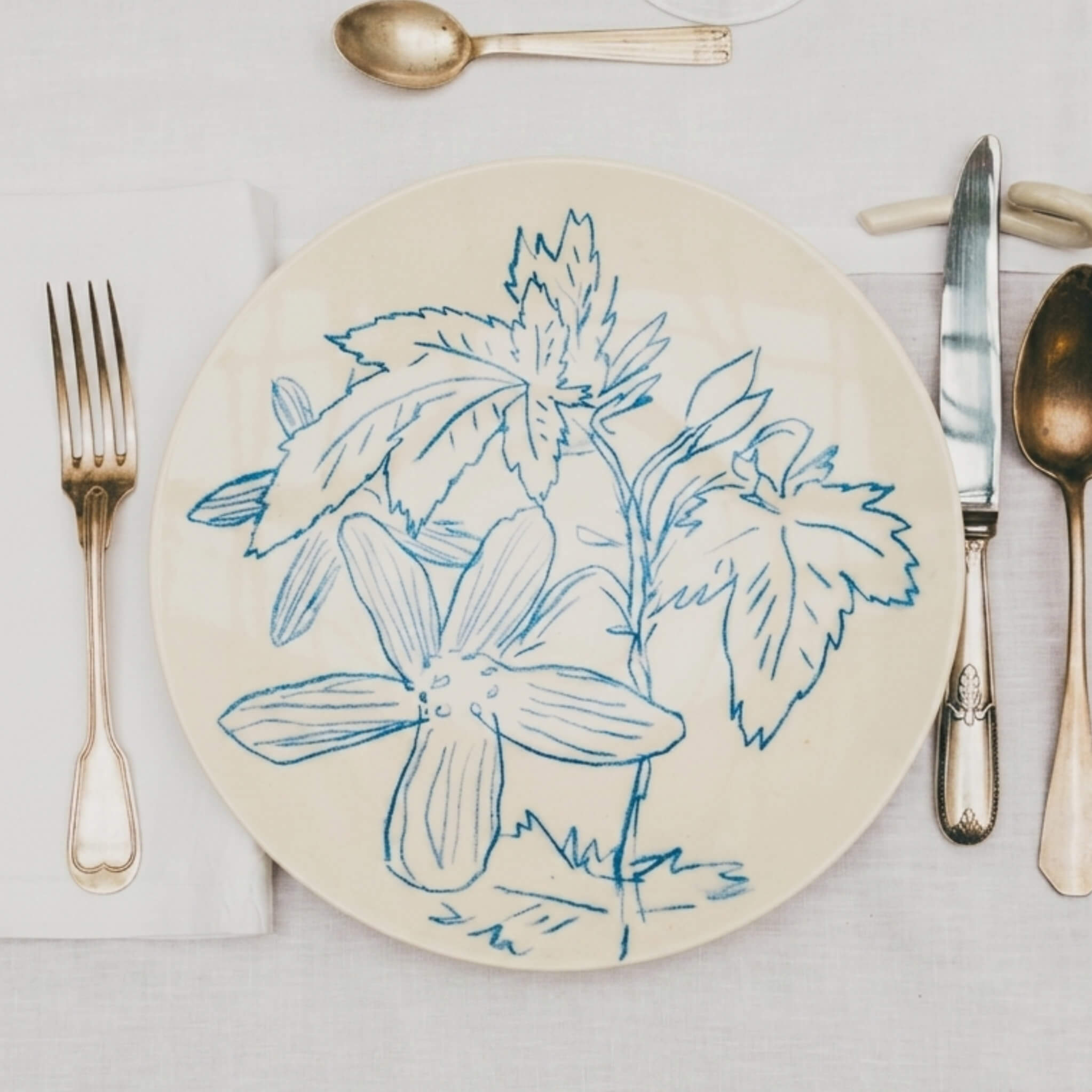 Assiette en porcelaine décorée au crayon à oxydes puis émaillée par l'atelier grand soleil, à Paris.