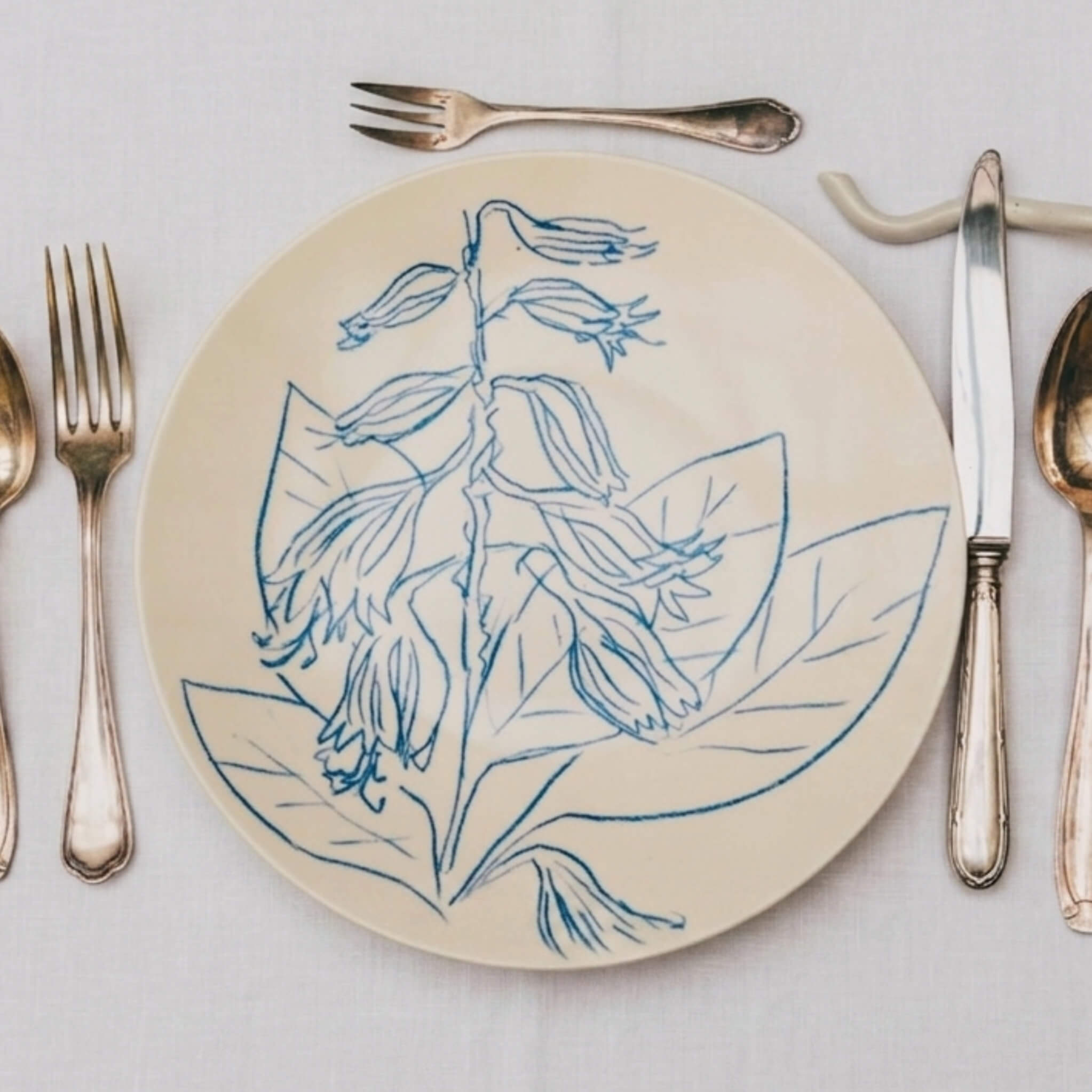 Assiette en porcelaine décorée au crayon à oxydes puis émaillée par l'atelier grand soleil, à Paris.
